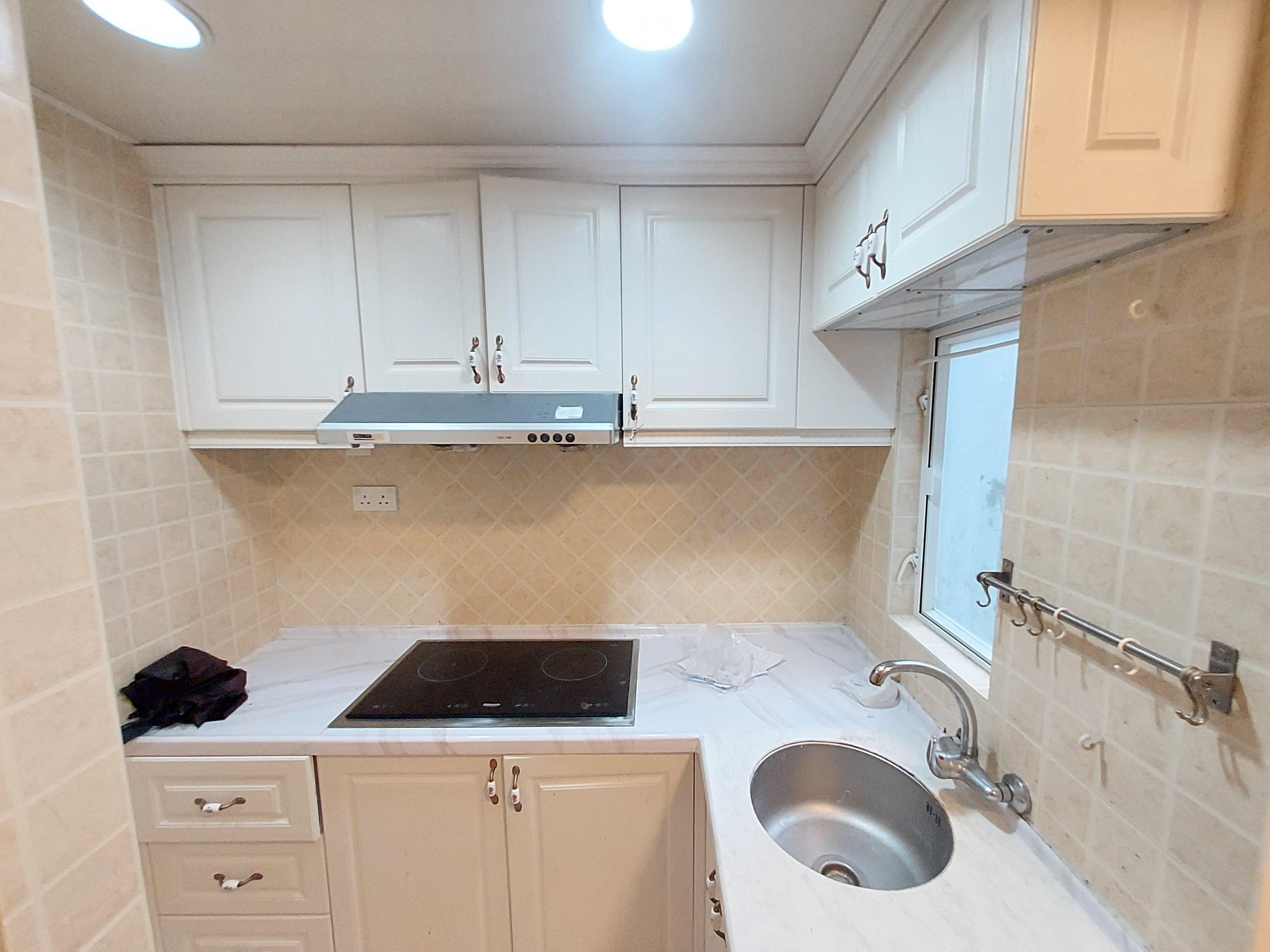 廚房裝修新淨整潔,空間亦闊落。