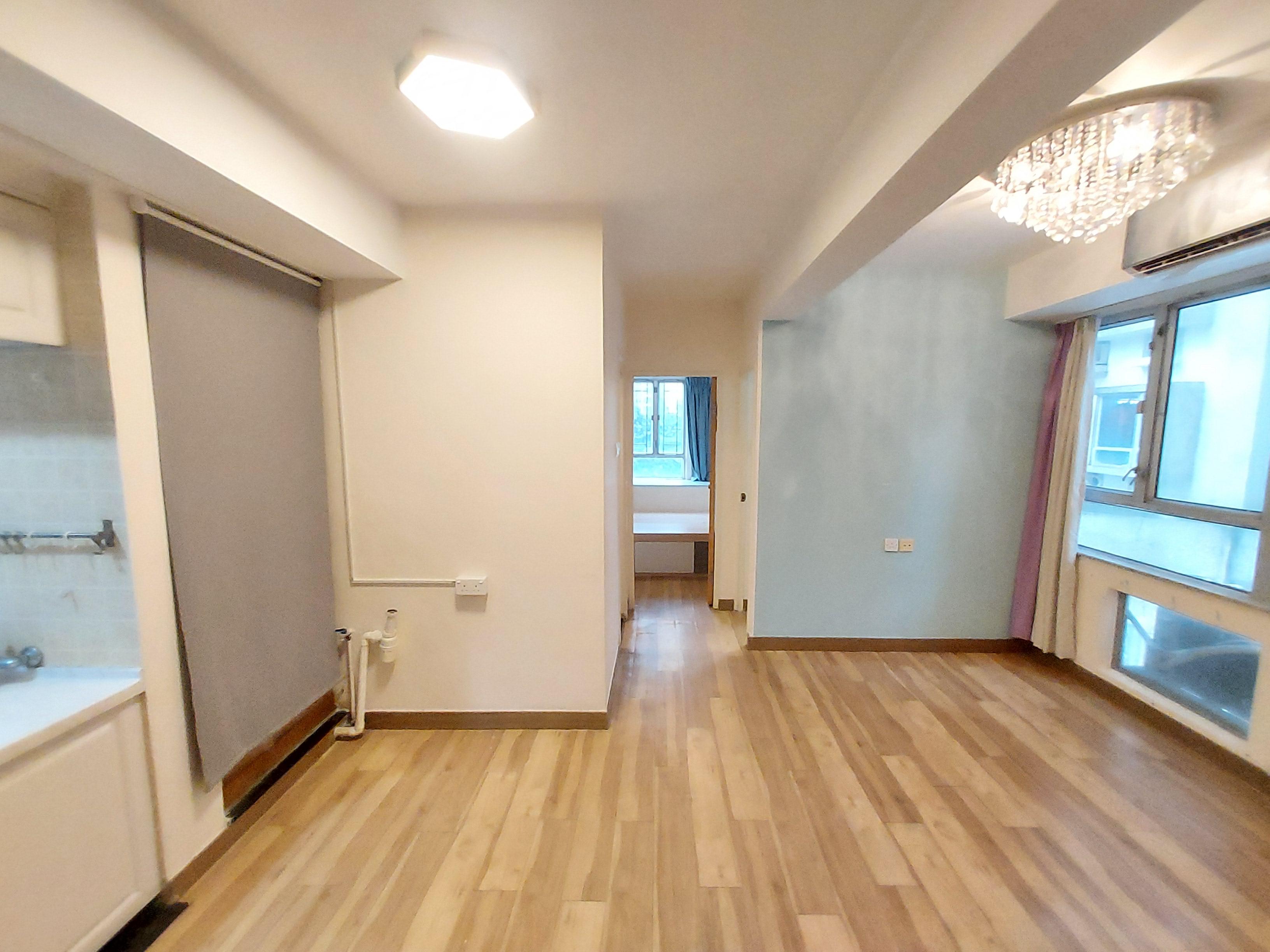 大廳略呈呂字型,亦算容易擺放傢具。