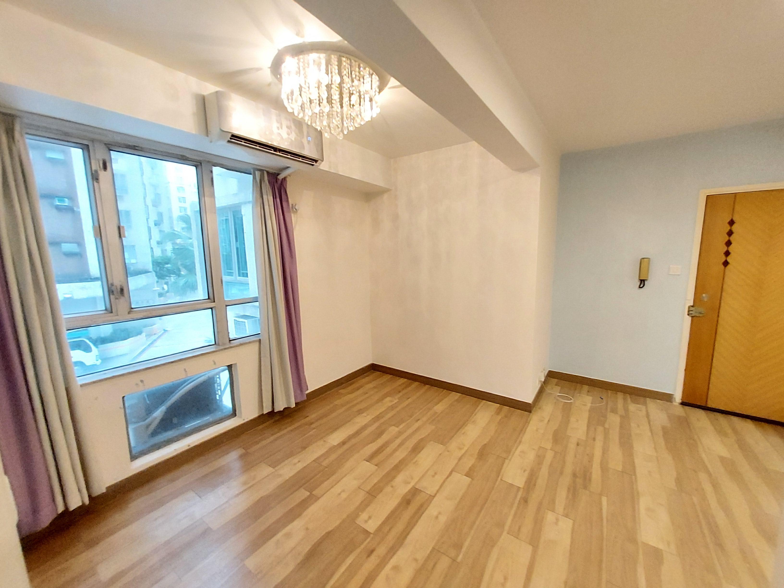 大廳略呈呂字型,亦算容易擺放傢具。