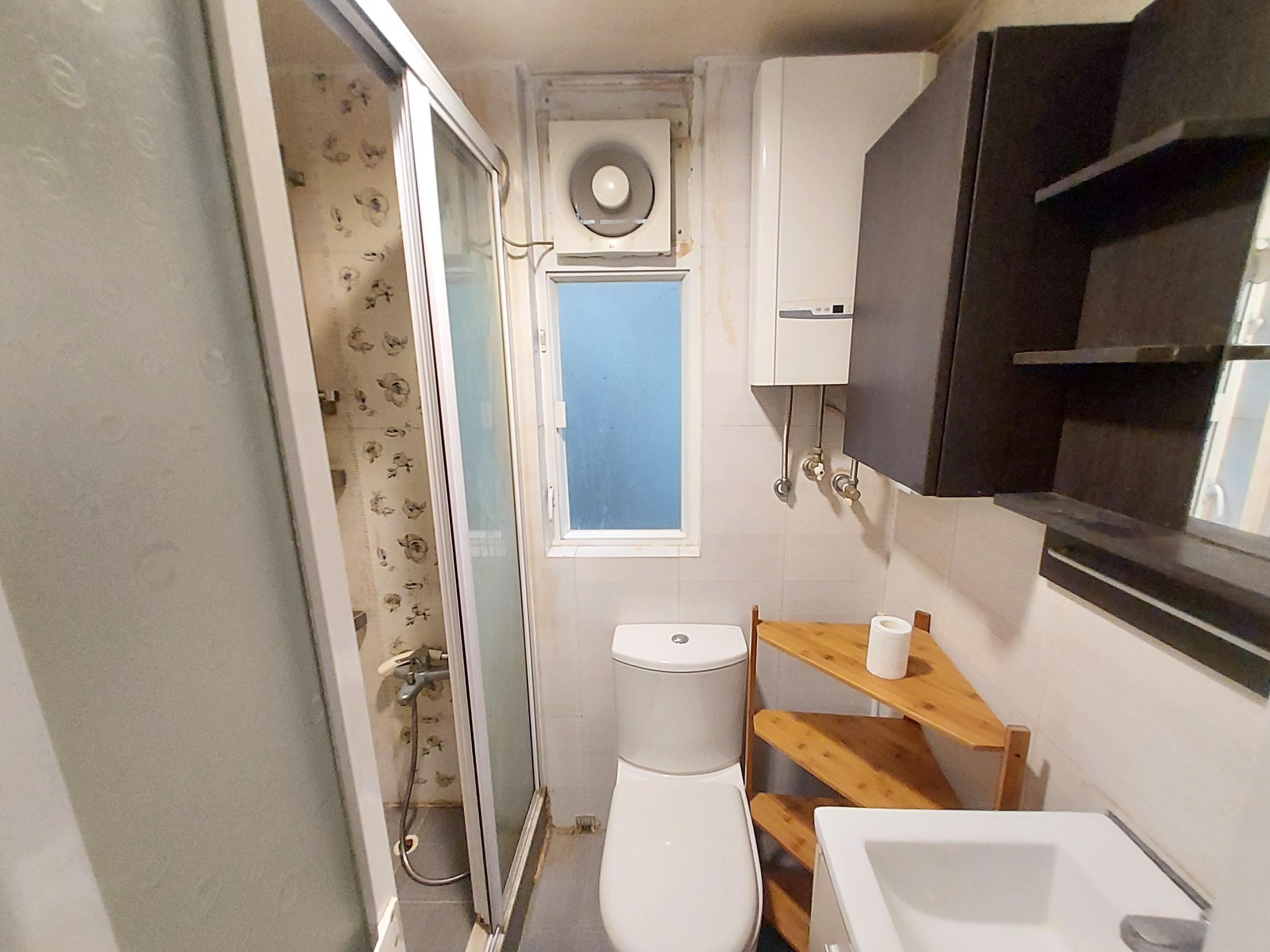 浴室以企缸設計,有窗、非黑廁。