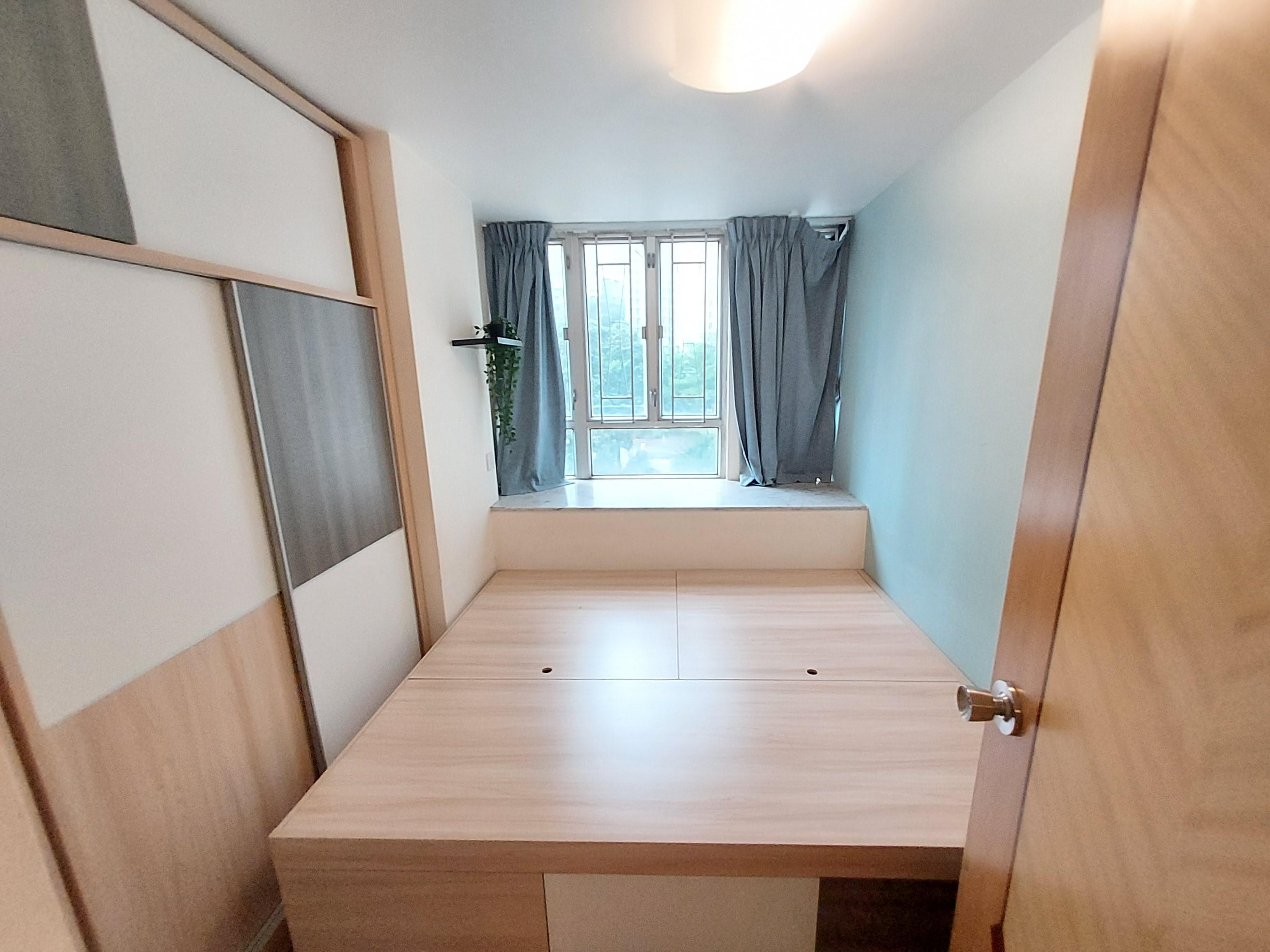 其中一個睡房設有地台和頂置大衣櫃,收納空間多,窗外是清靜內園景致。