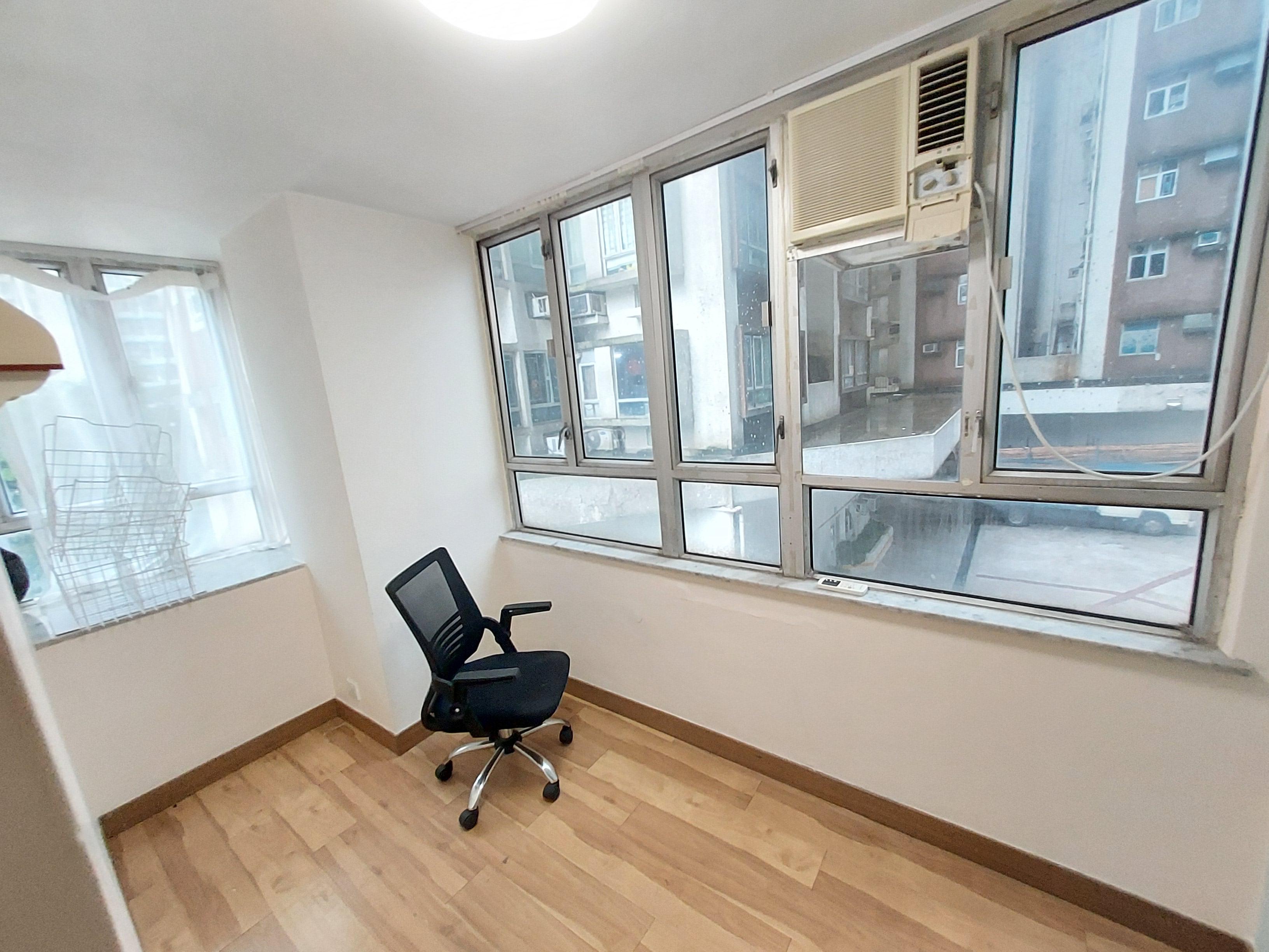 其中一個睡房有兩扇大窗,即使望樓景,光線亦足。