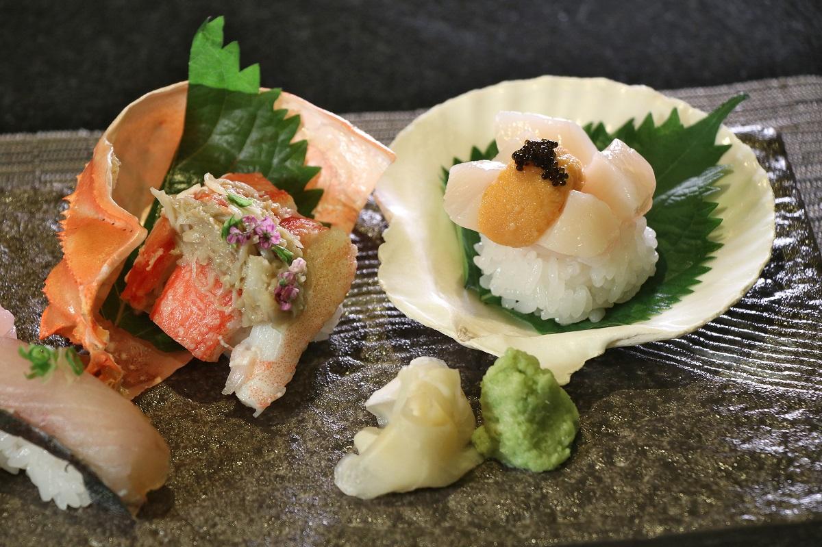 松葉蟹($48/件)及活帆立貝配馬糞海膽($48/件)