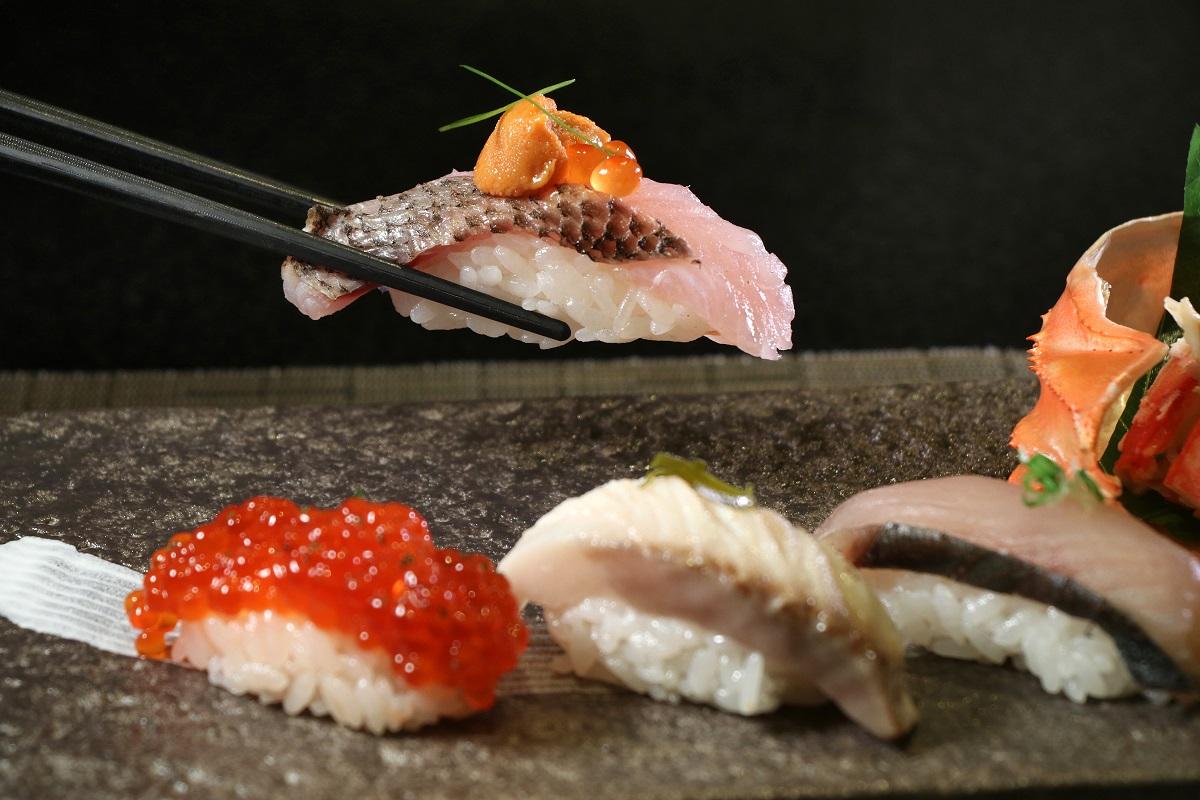 炙燒黑鯥配馬糞海膽($38/件)