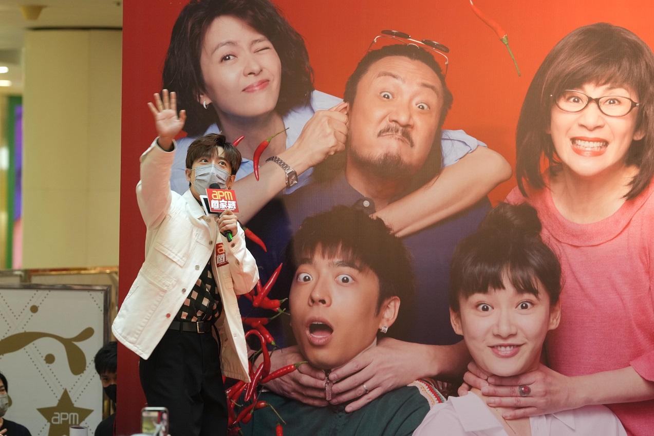 Edan跟現場數千粉絲打招呼,答謝支持。(陳奕釗攝)