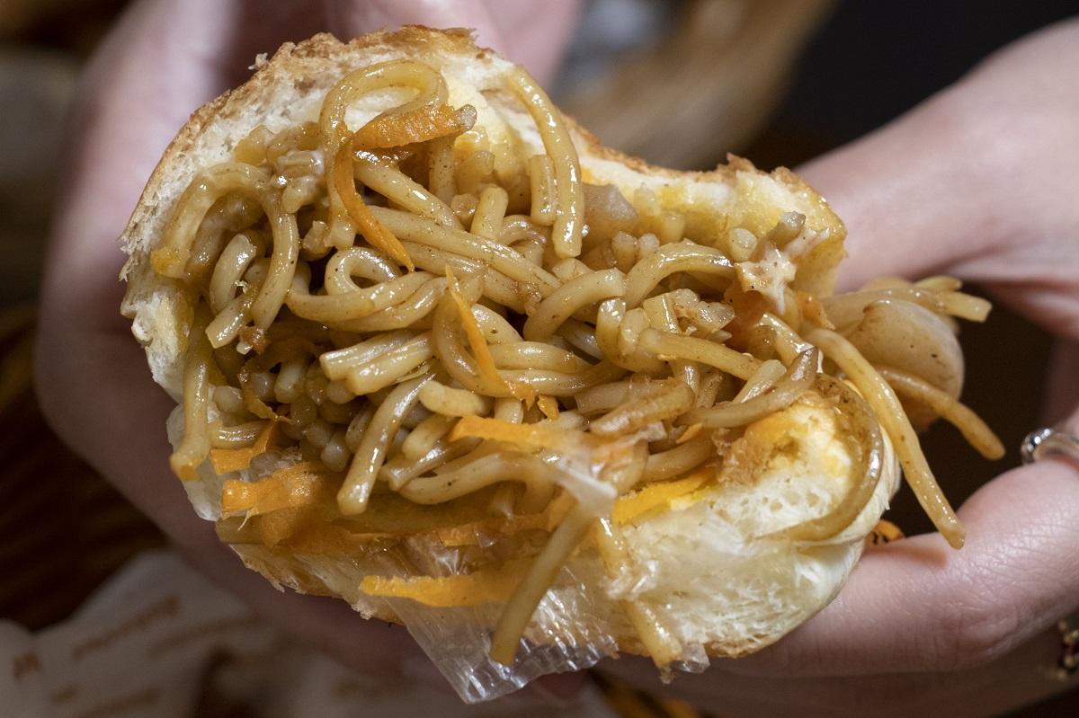 日式黑豚肉炒麵麵包($39)