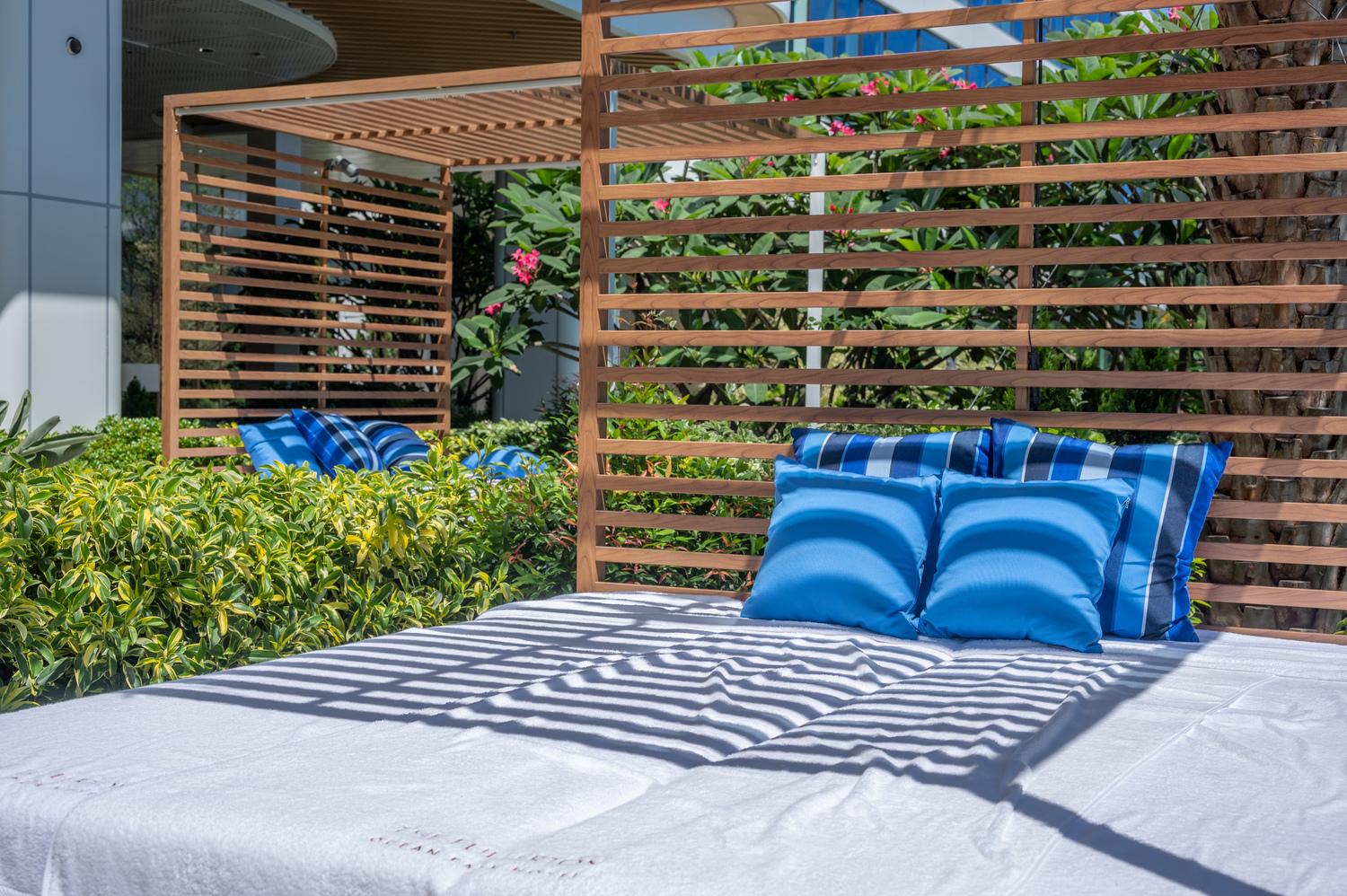 大家躺在戶外床上休息。