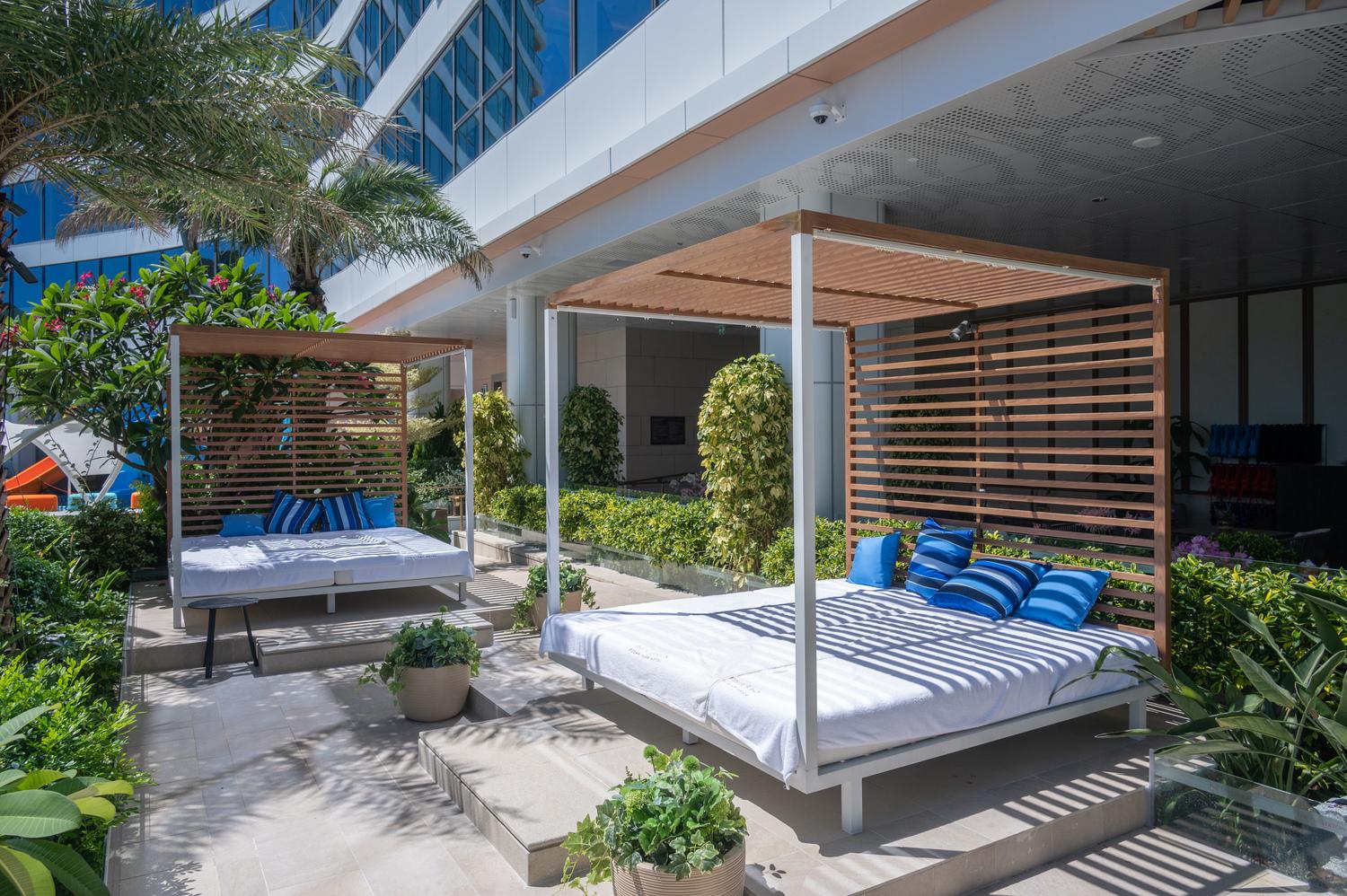 大家躺在戶外床上休息。