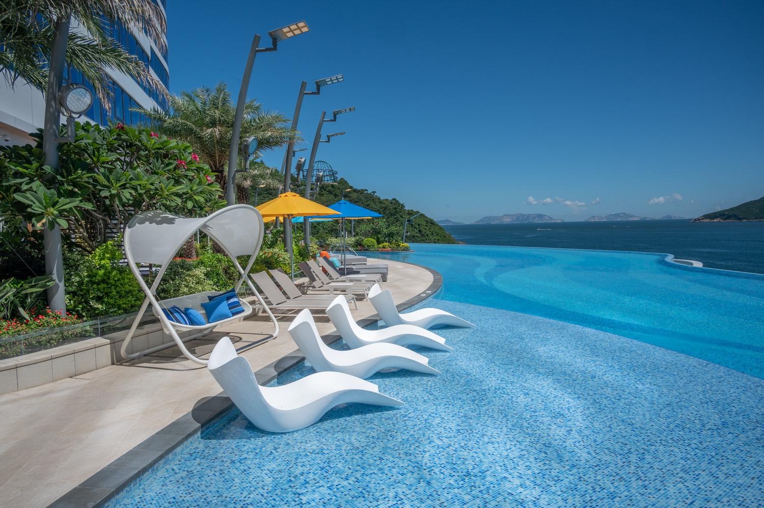 泳池旁邊亦設有池畔小亭及座椅。