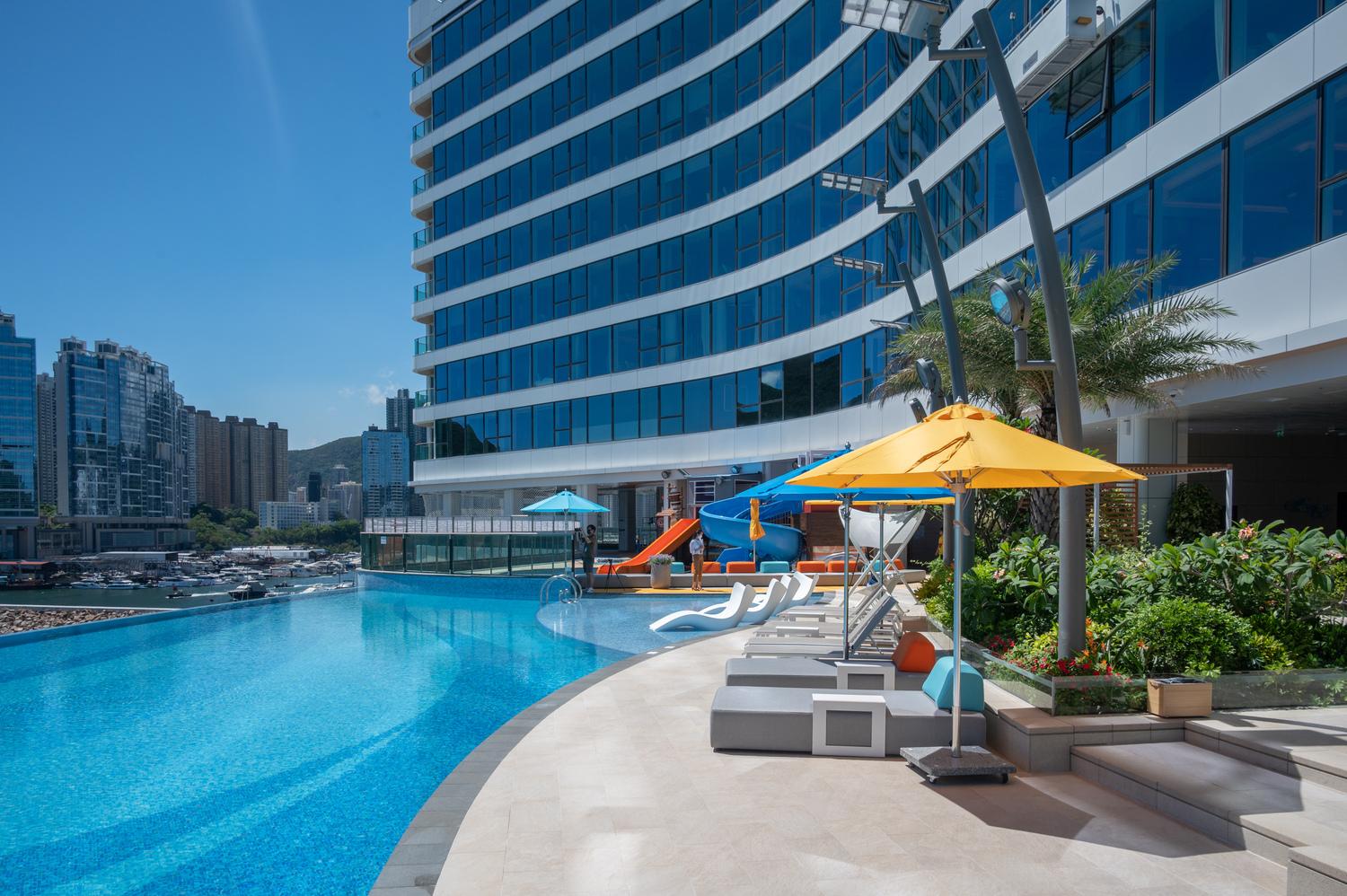 泳池旁邊亦設有池畔小亭及座椅。