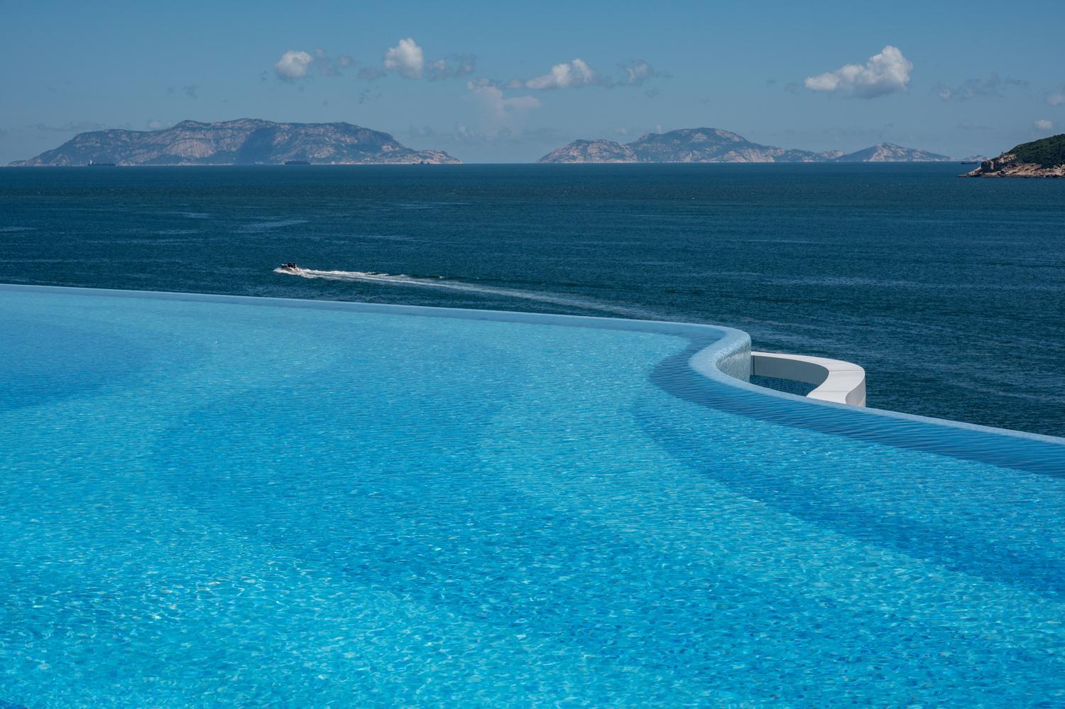 無邊際泳池與南中國海形成一線。