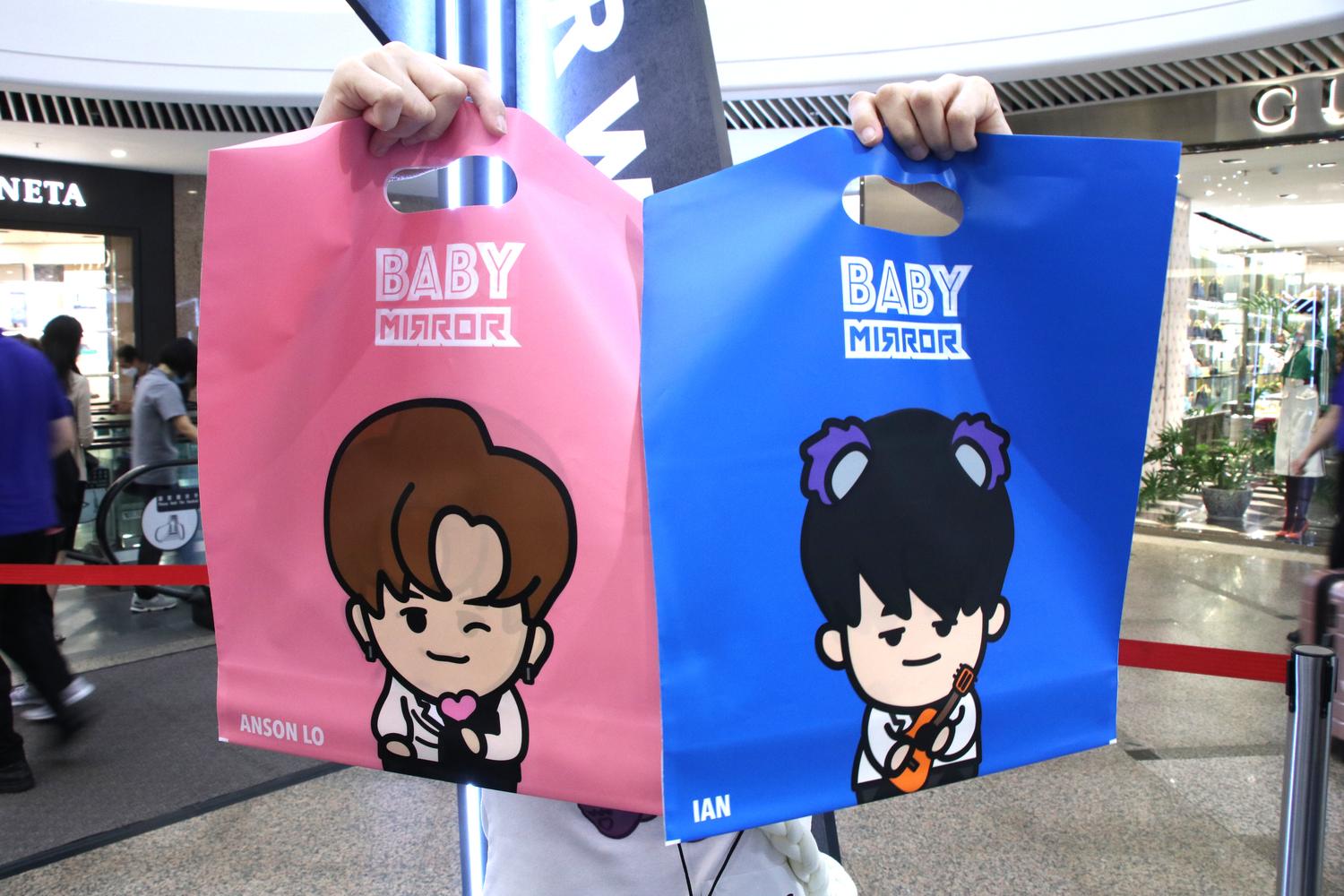 購買一樽BABY MIRROR迷你粒粒樽,可以HK$1加購隨機BABY MIRROR Poly Bag,每次交易最多加購兩個。