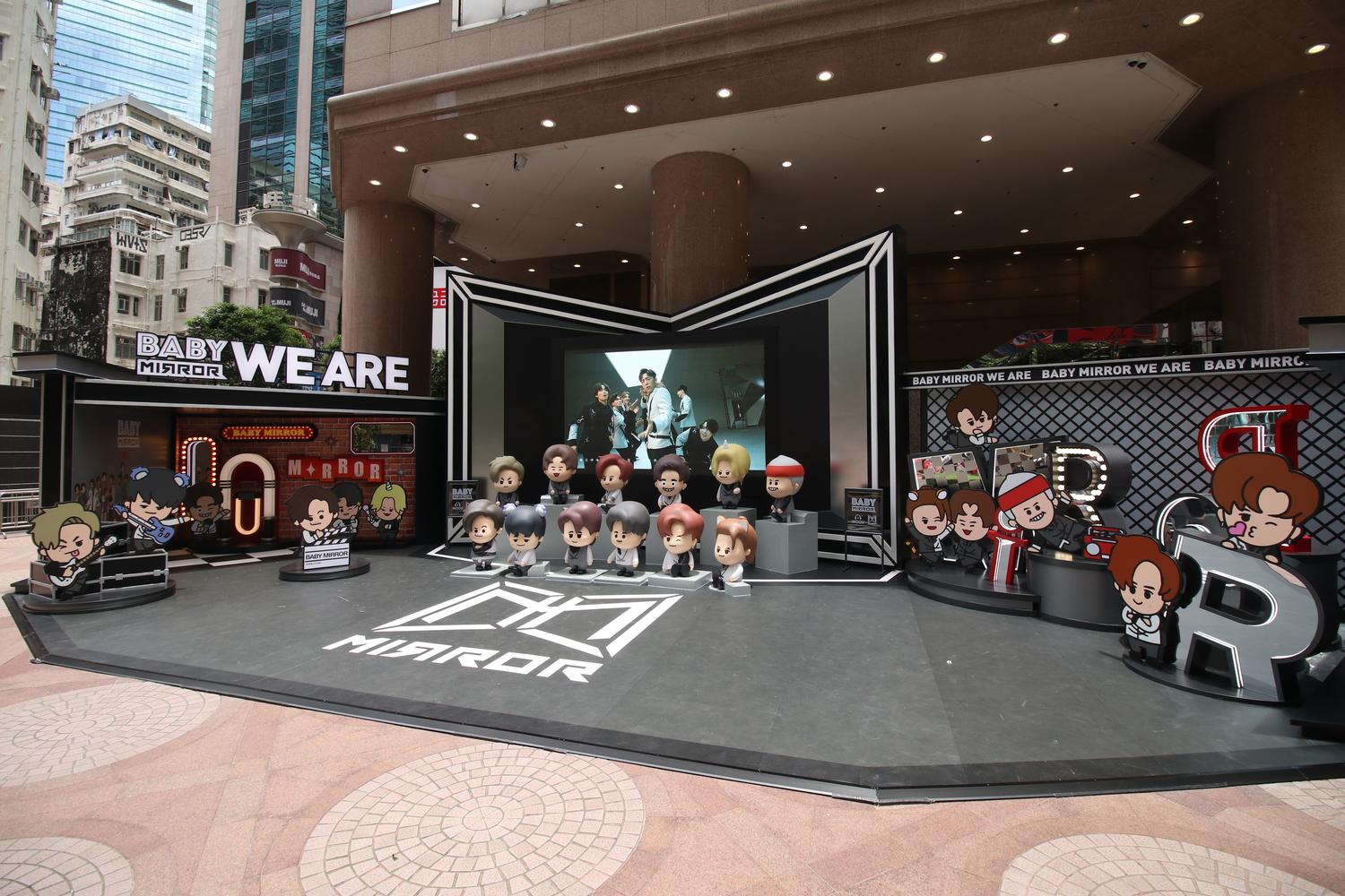 地面露天廣場設置《BABY MIRROR Photo Zone》。