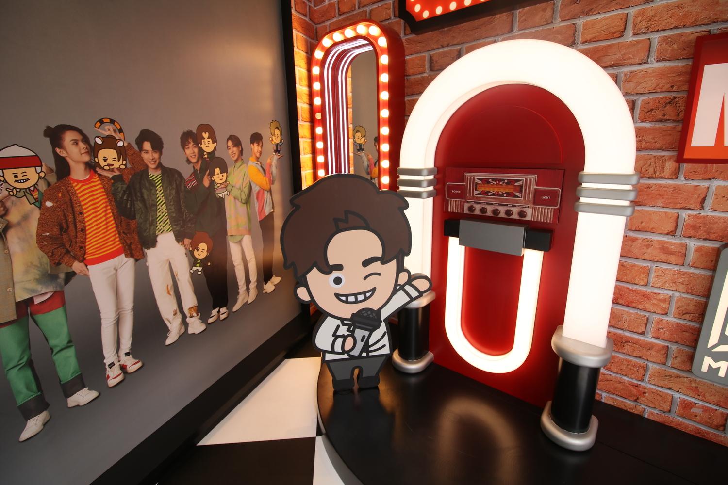 BABY MIRROR Photo Zone