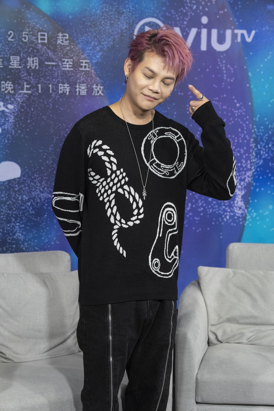 保錡在節目中經常佛洛伊德上身,兼任解夢師。