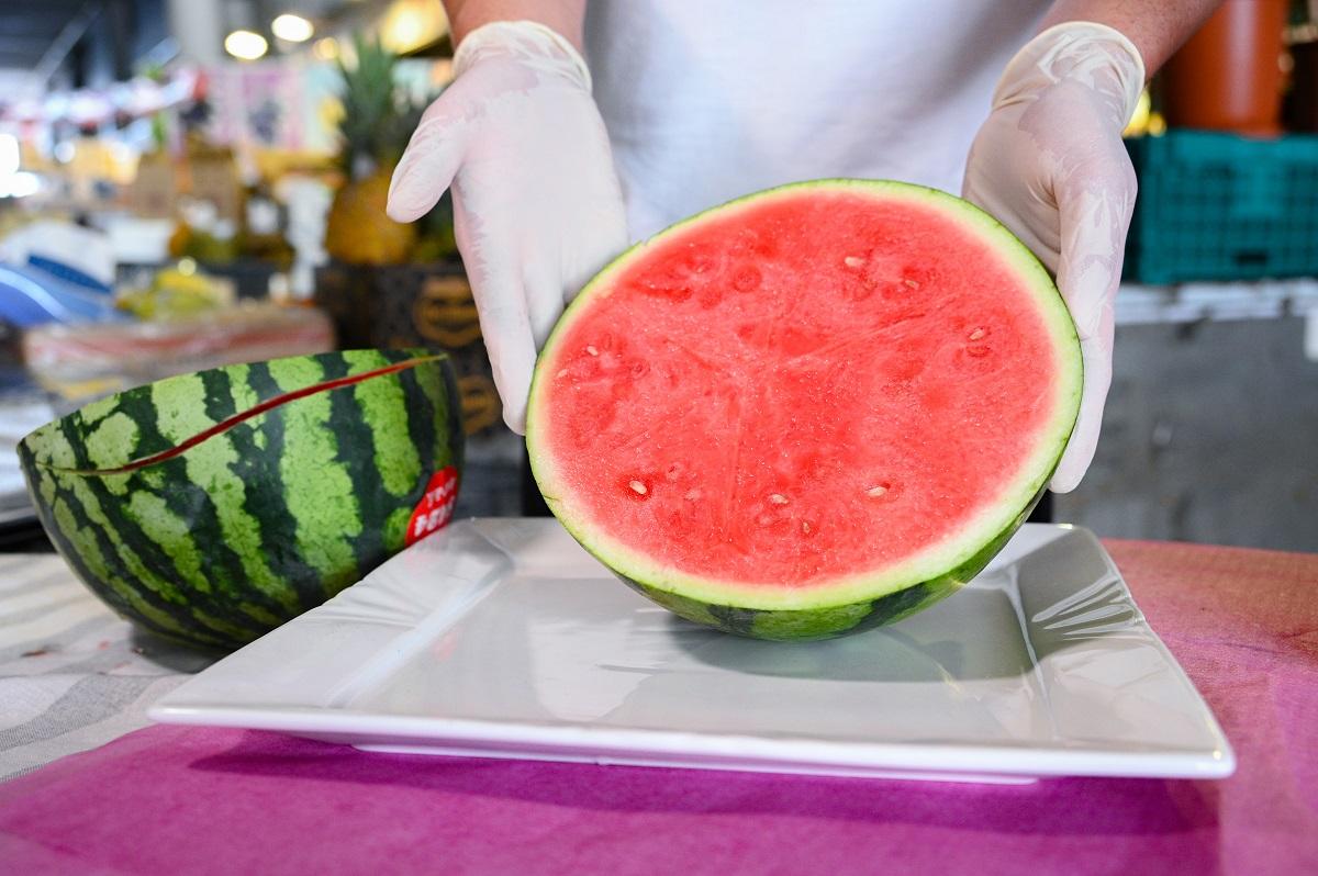 一於食水果消消暑!