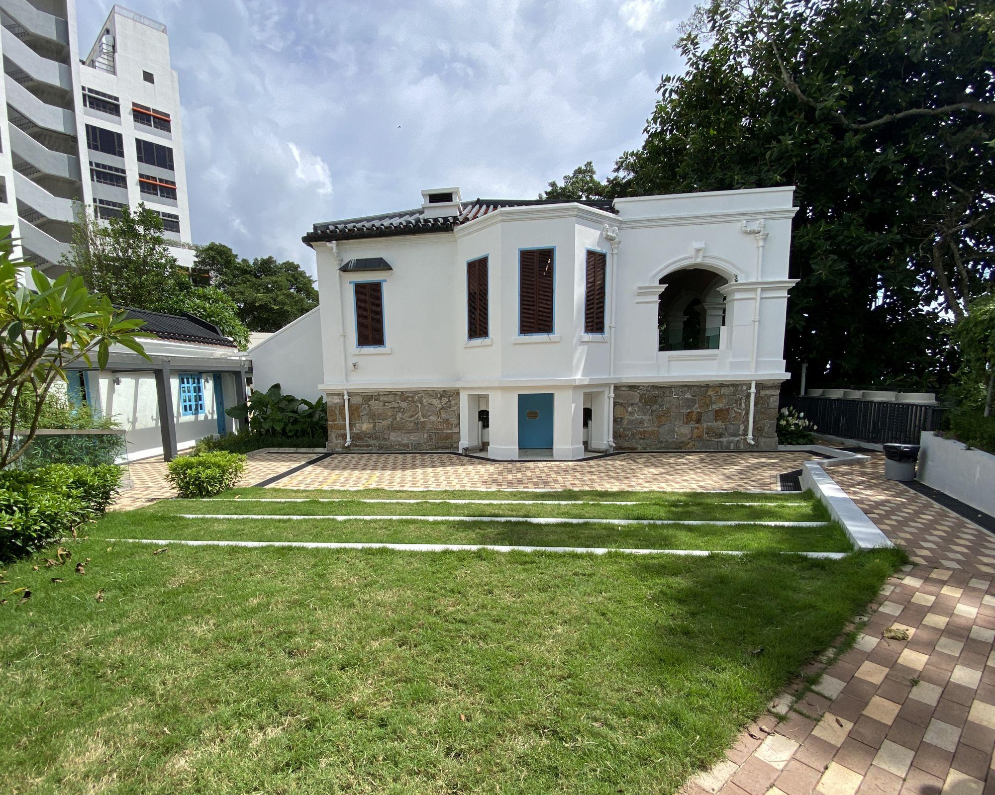 薄鳧林牧場前身為舊牛奶公司高級職員宿舍,由主樓、傭工宿舍和車庫組成。現已開始試行營運。