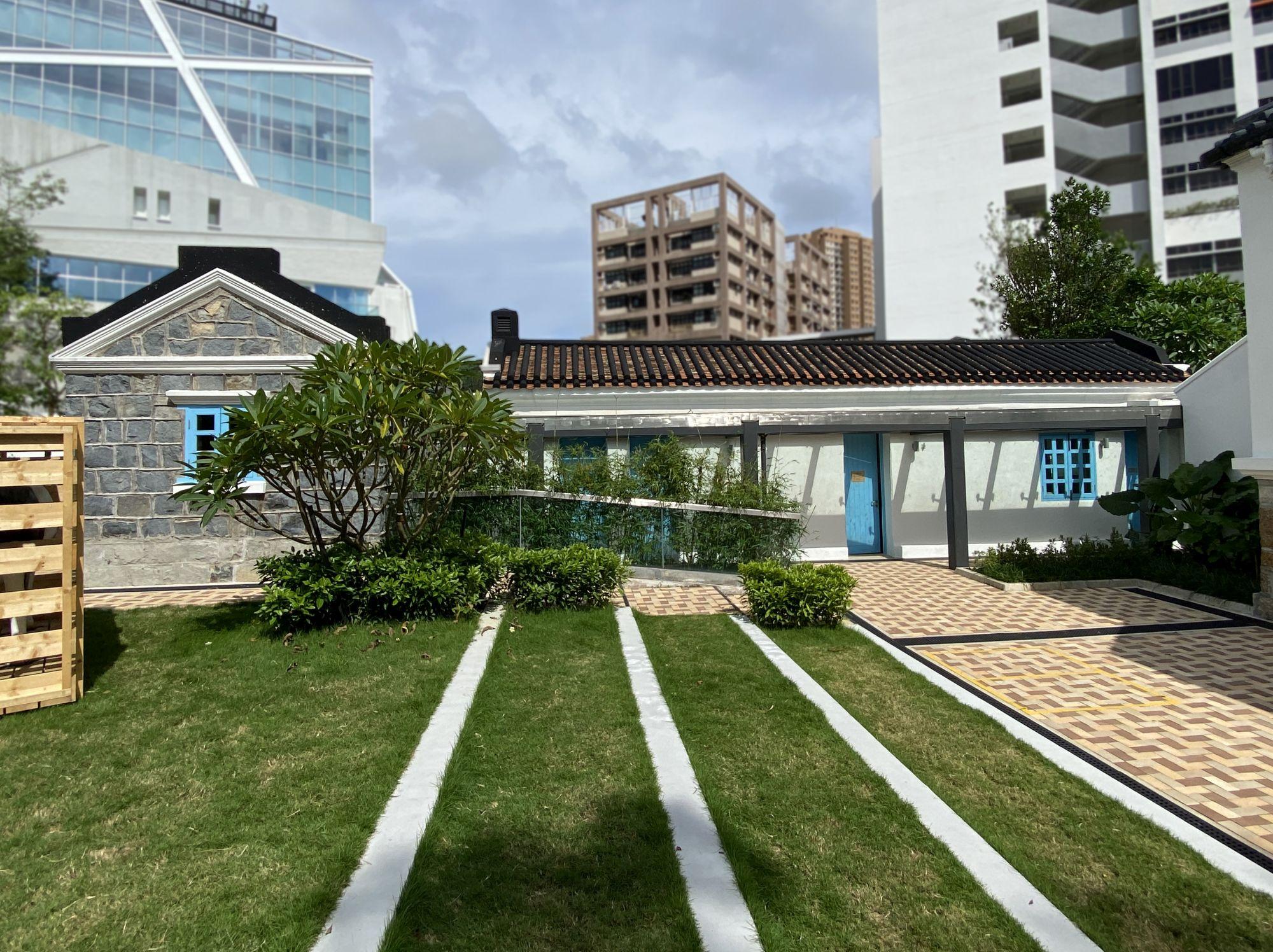 薄鳧林牧場前身為舊牛奶公司高級職員宿舍,由主樓、傭工宿舍和車庫組成。現已開始試行營運。