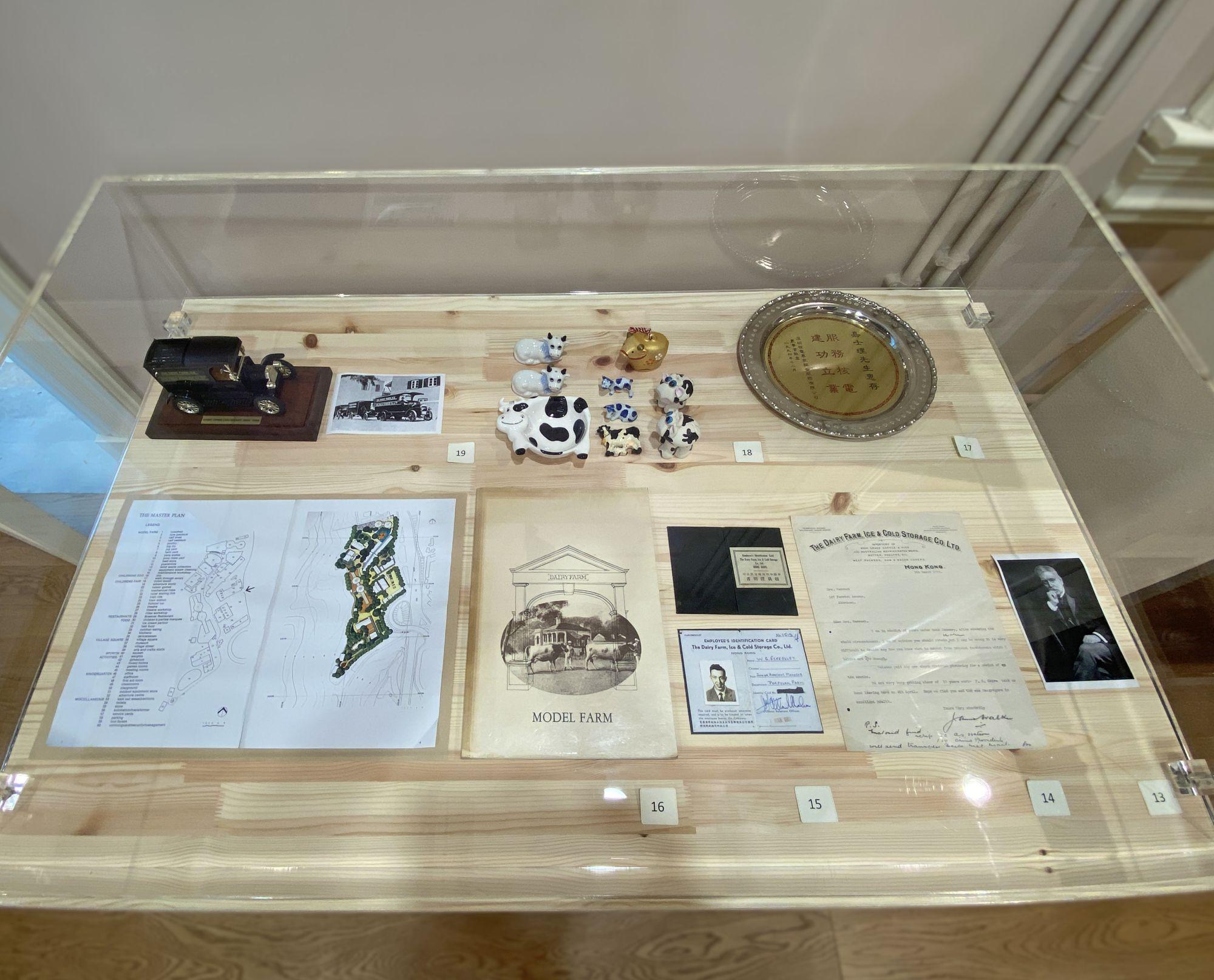 舊牛奶公司的文物包括當年的乳品容器、海報、員工證、相片和雪糕櫃等,展示舊牛奶公司的歷史和昔日牧場運作的情景。