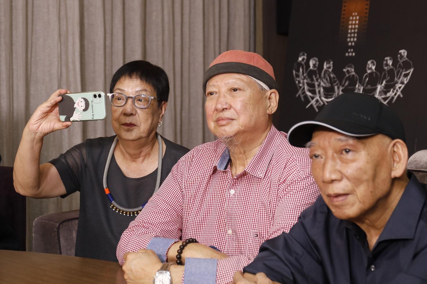 訪問當天,許鞍華充滿少女心,充滿好奇的四圍拍。