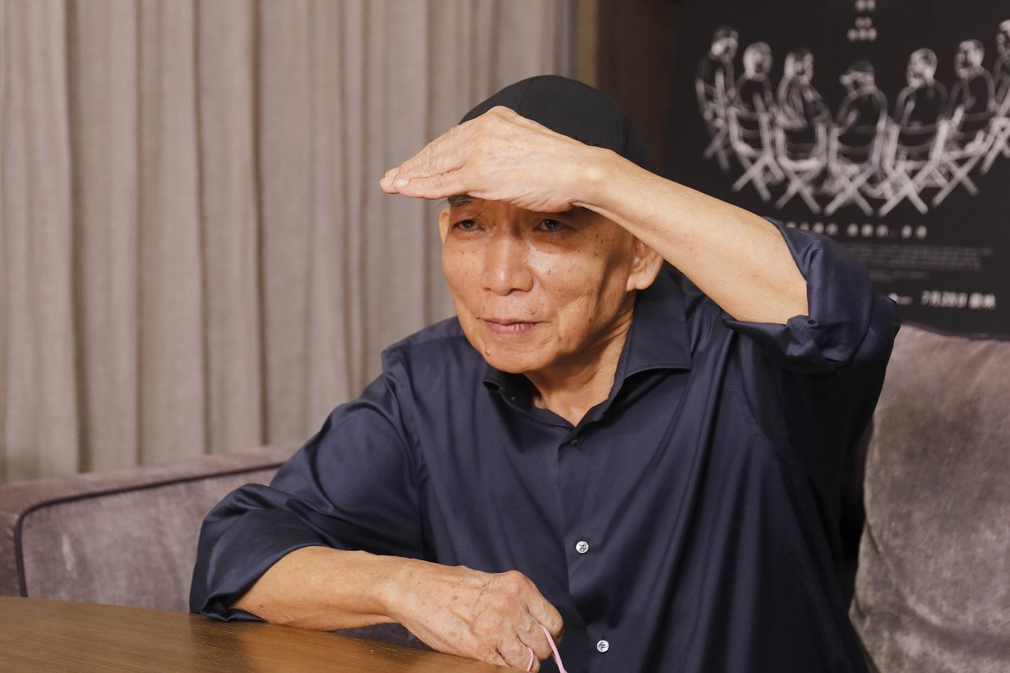 活力十足的袁和平導演半說笑投訴拍攝射燈太光。(林俊源攝)