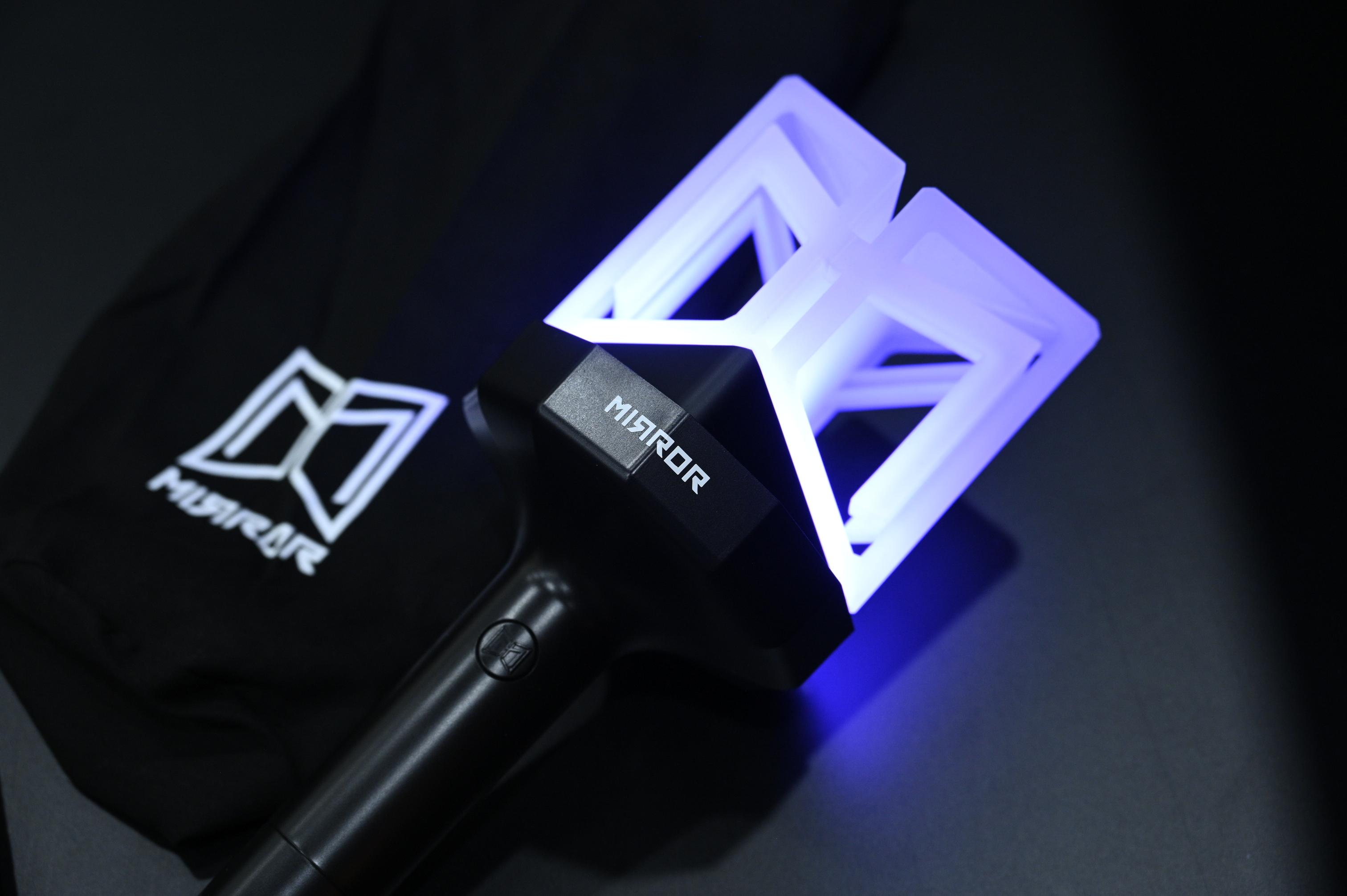 附有手燈袋及手繩。