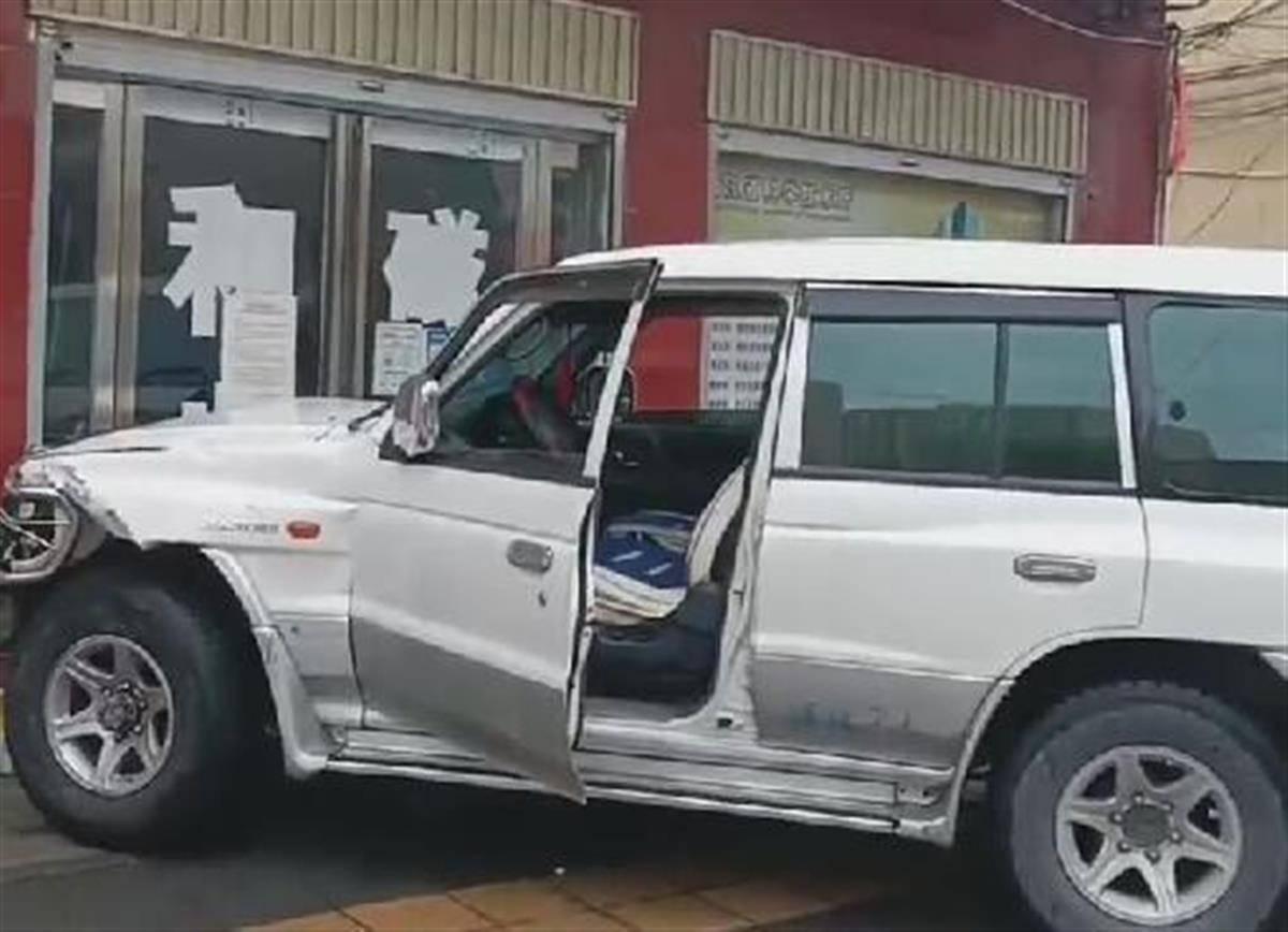 河南舞陽有私家車橫衝直撞其他車和人群,造成1死28傷。肇事車輛最終停在一家店舖面前,司機棄車後在附近破壞店舖。(互聯網)