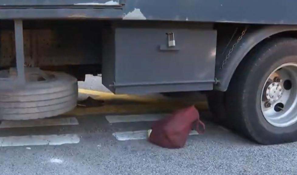 西貢一名89歲老翁捲車底拖行10米不治,輕型貨車超重司機涉危駕被捕。(更新)。(電視截圖)