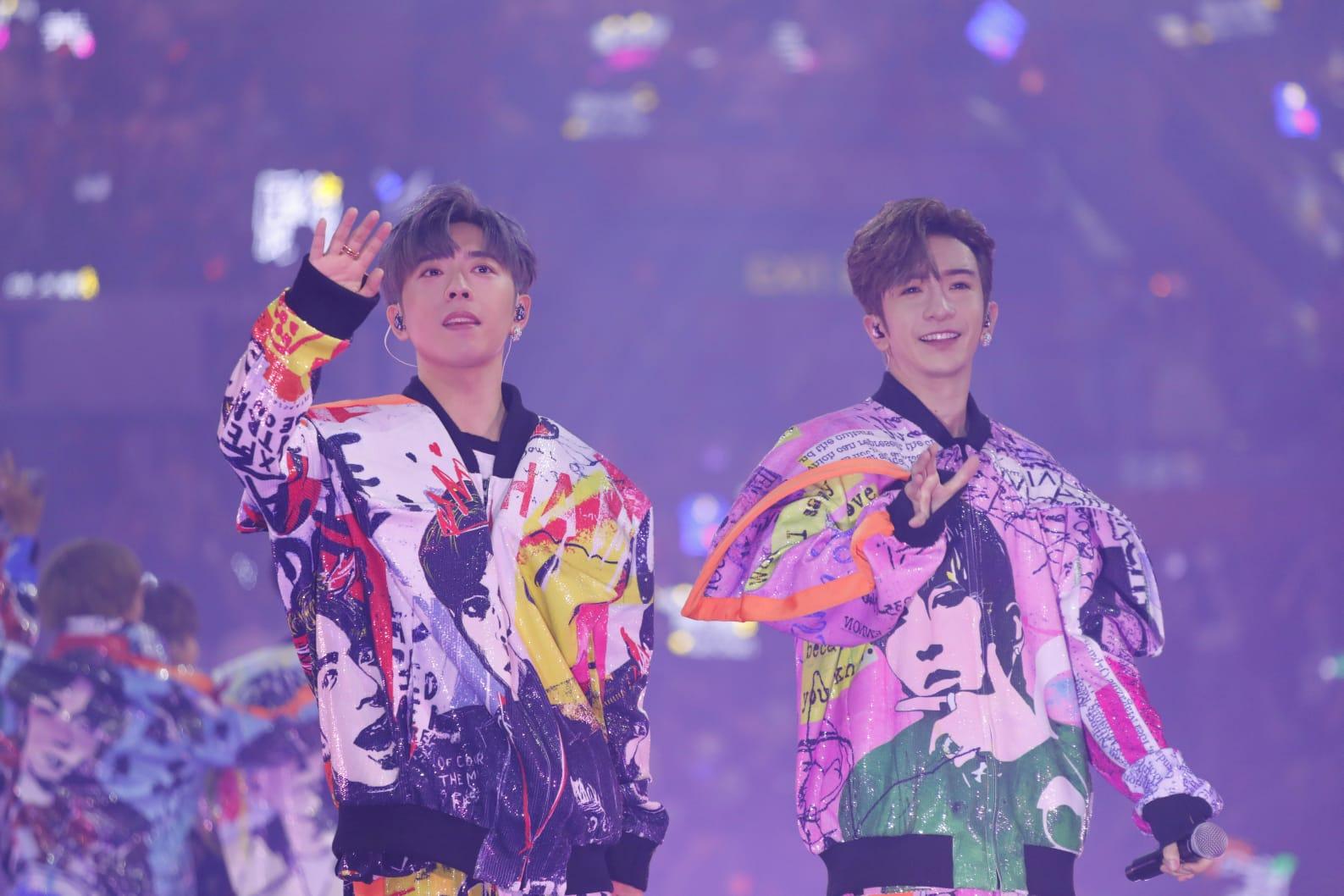 MIRROR穿上印有各自肖像的繽紛歌衫。