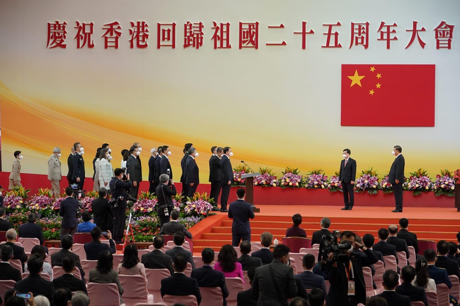 第六屆政府主要官員由政務司司長陳國基帶領下向習近平宣誓。(李睿哲攝)