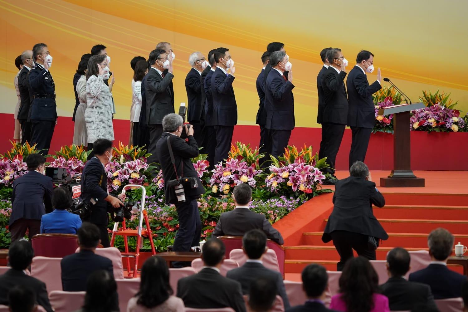 第六屆政府主要官員由政務司司長陳國基帶領下向習近平宣誓。(李睿哲攝)