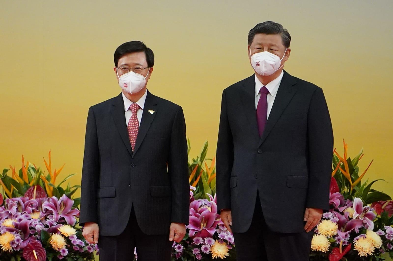 李家超宣誓後與習近平合照。(李睿哲攝)