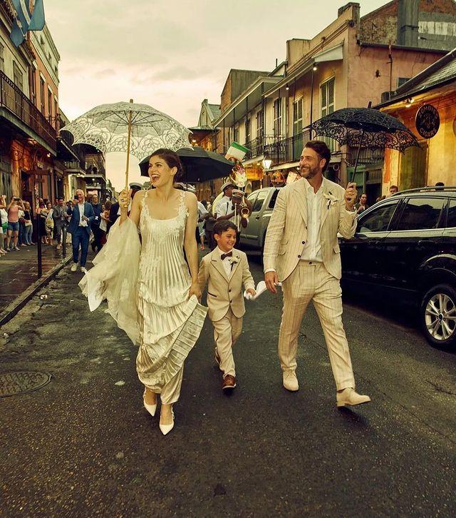 Alexandra Daddario與另一半拉埋天窗,辦復古風婚禮。