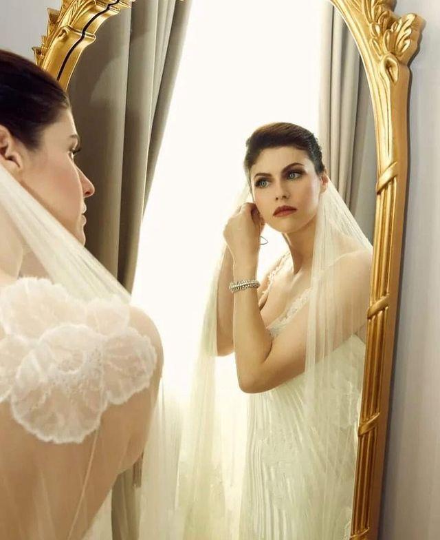 Alexandra Daddario現年36歲,代表作有《加州大地震》。