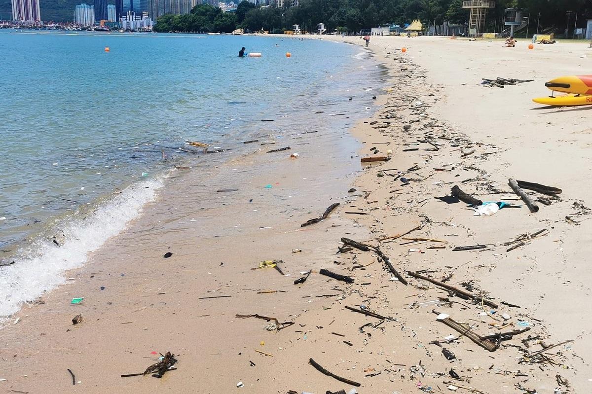 有泳灘出現大量垃圾,港九拯溺員工會呼籲市民小心。(港九拯溺員工會FB專頁)