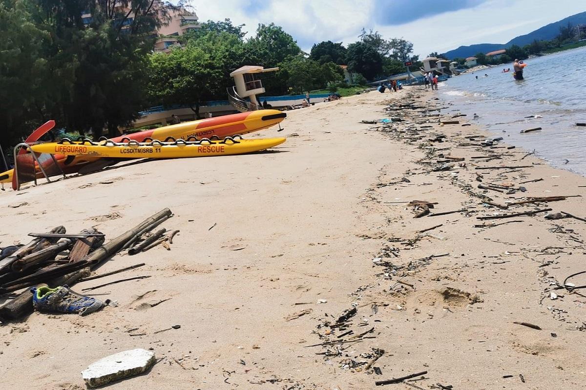 有泳灘出現大量垃圾,港九拯溺員工會呼籲市民小心。(港九拯溺員工會FB專頁)