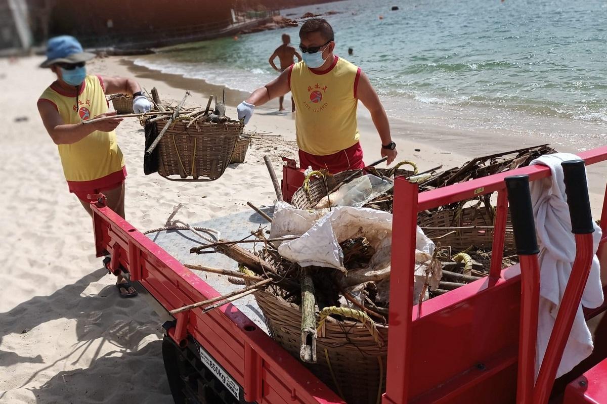 有泳灘出現大量垃圾,港九拯溺員工會呼籲市民小心。(港九拯溺員工會FB專頁)
