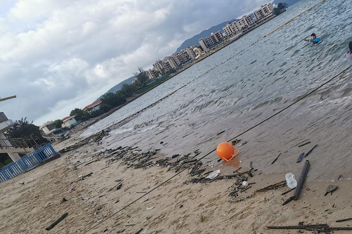 有泳灘出現大量垃圾,港九拯溺員工會呼籲市民小心。(港九拯溺員工會FB專頁)