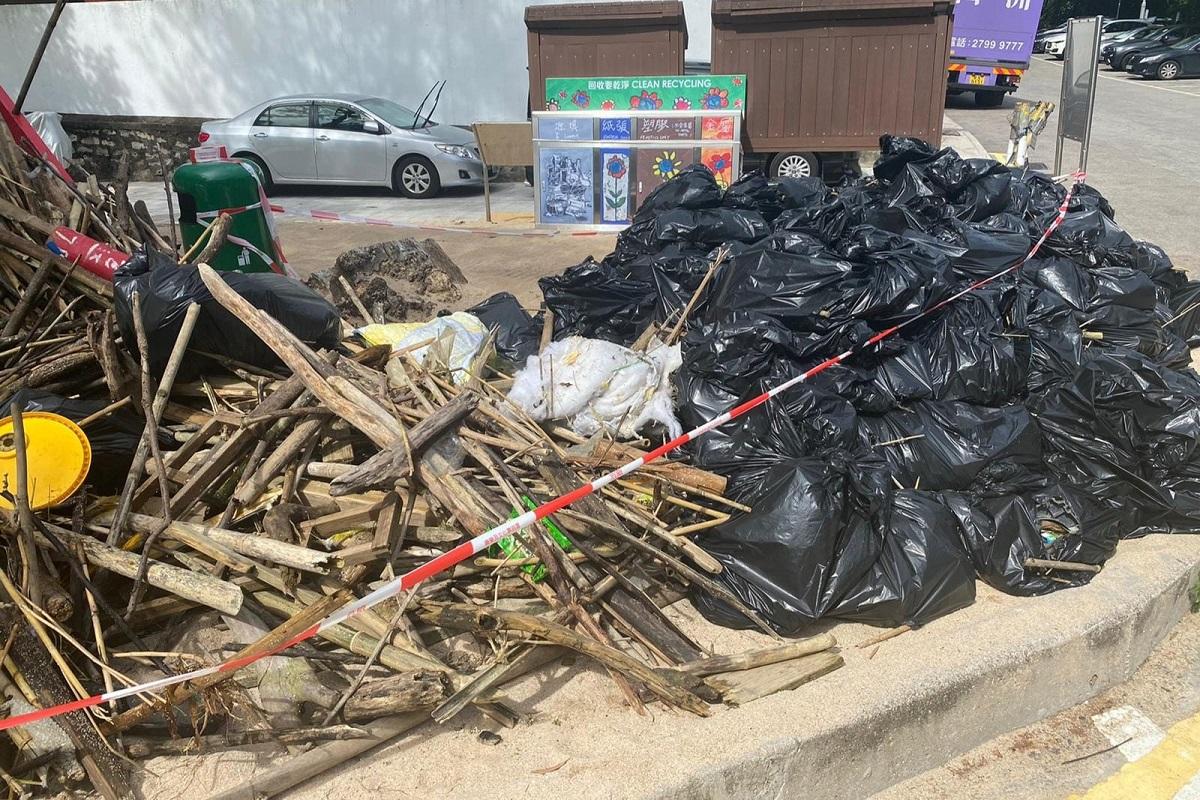 有泳灘出現大量垃圾,港九拯溺員工會呼籲市民小心。(港九拯溺員工會FB專頁)