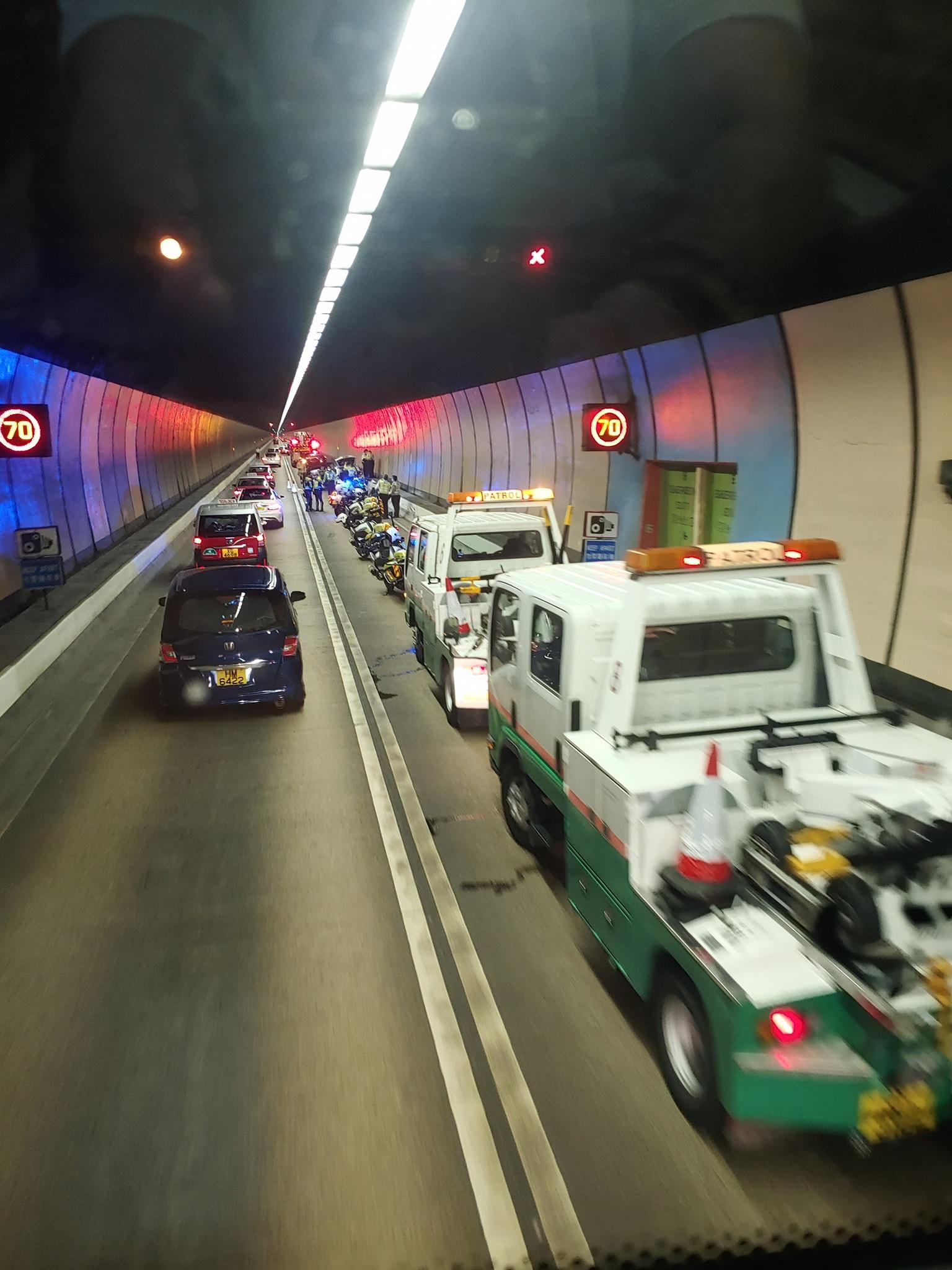 大老山隧道Tesla與私家車相撞 一司機昏迷