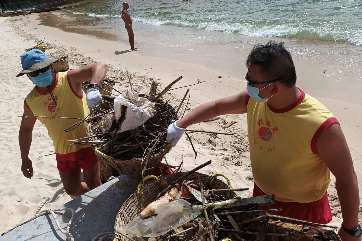 有泳灘出現大量垃圾,港九拯溺員工會呼籲市民小心。(港九拯溺員工會FB專頁)