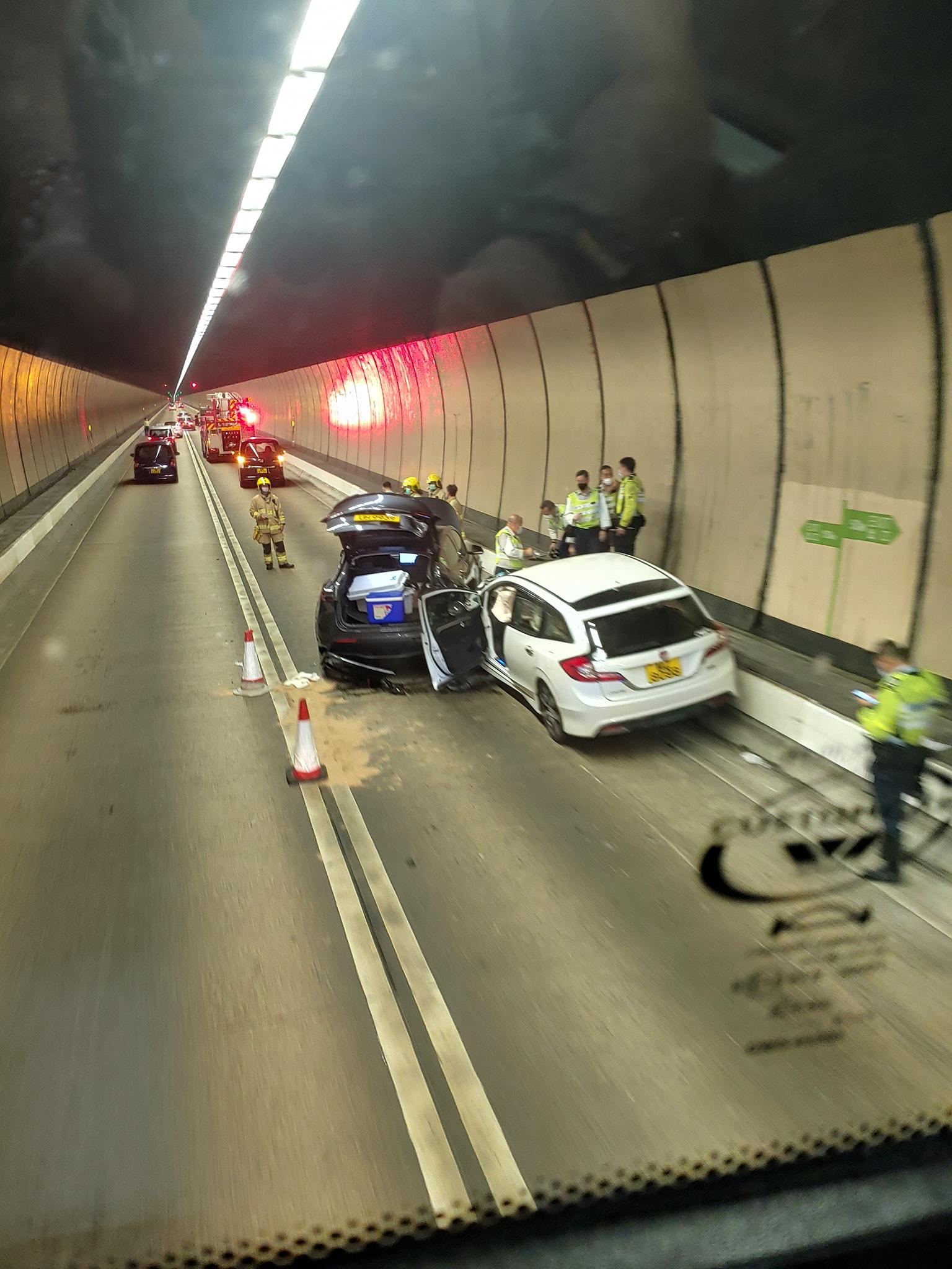 大老山隧道Tesla與私家車相撞 一司機昏迷