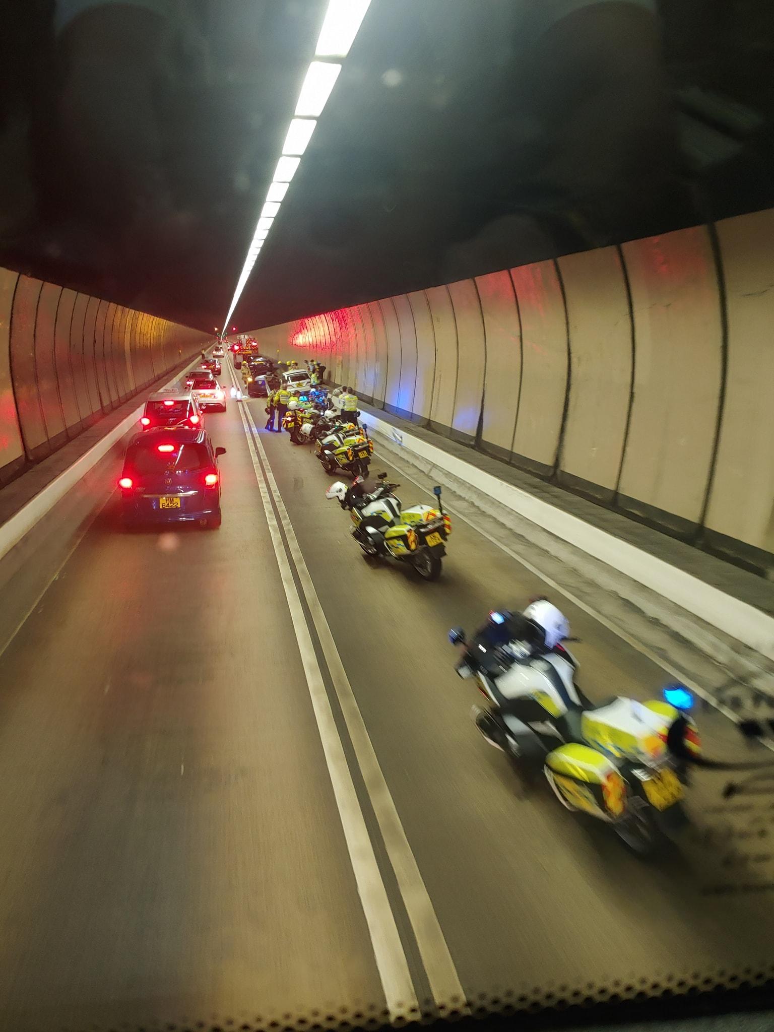 大老山隧道Tesla與私家車相撞 一司機昏迷