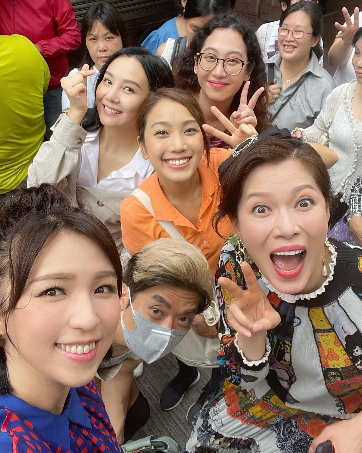 人人都爭住同豬肉偉偉拍照。