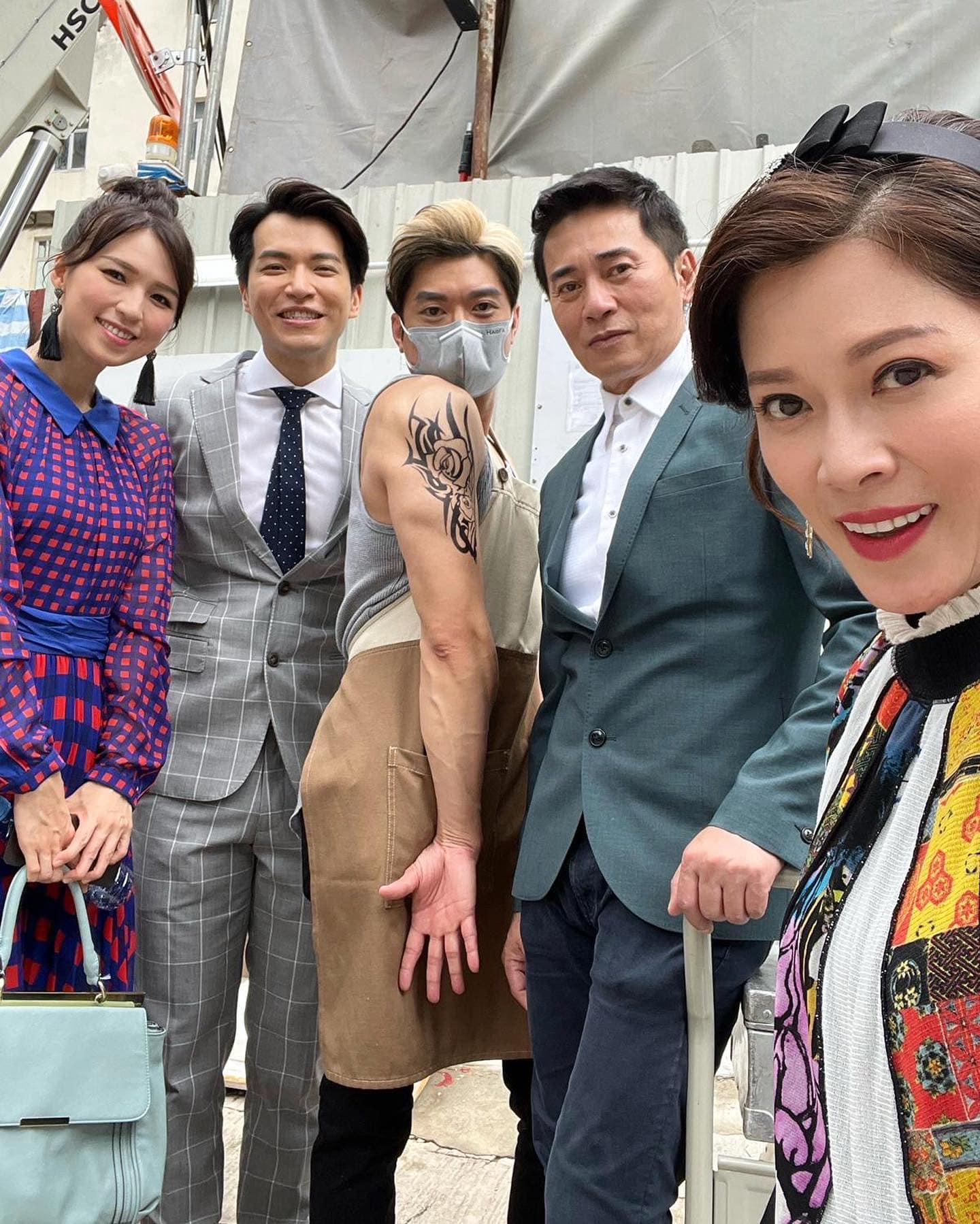 人人都爭住同豬肉偉偉拍照。