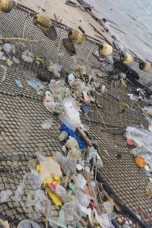 有泳灘出現大量垃圾,港九拯溺員工會呼籲市民小心。(港九拯溺員工會FB專頁)