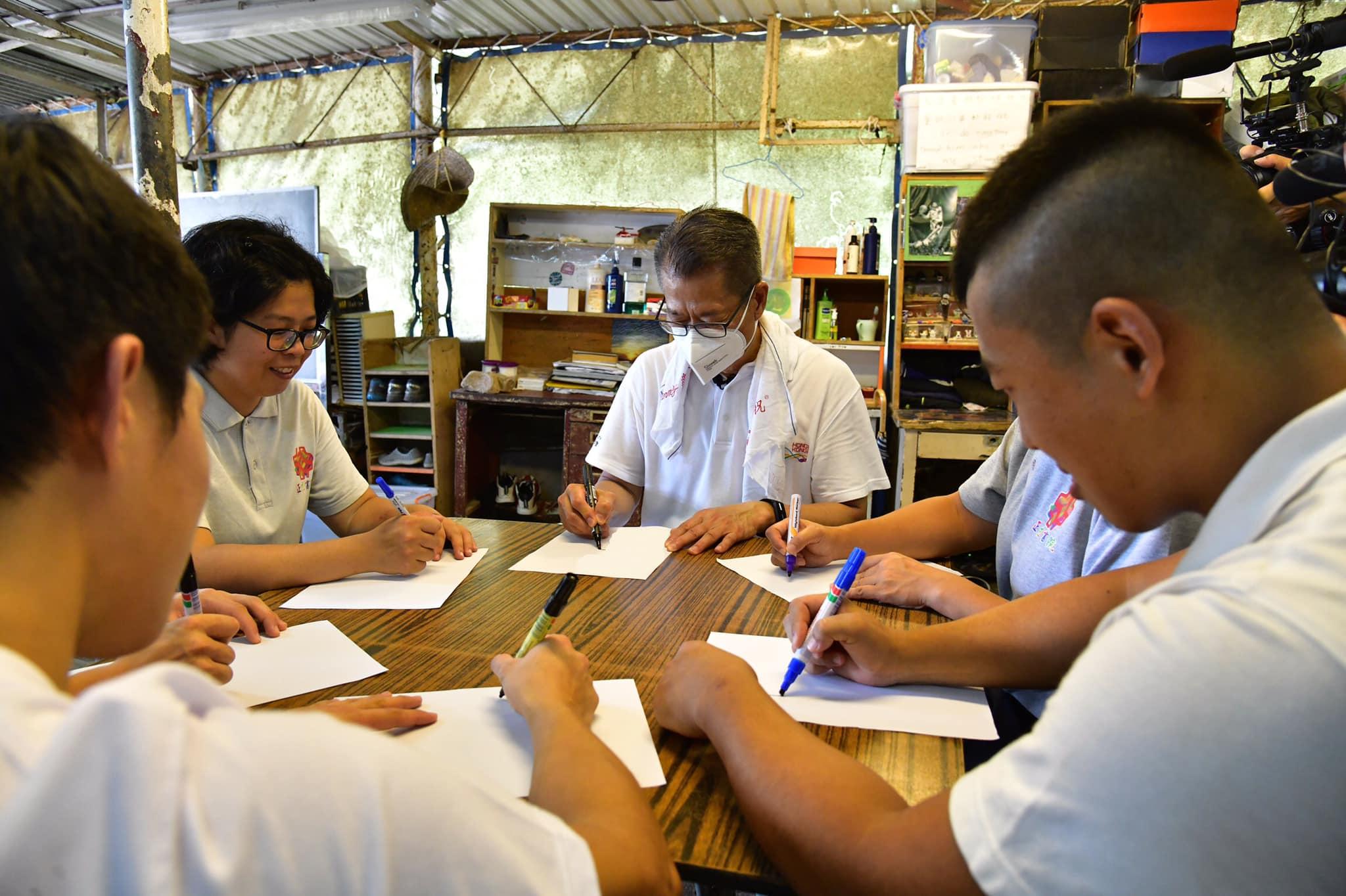 DSE 2022|陳茂波到訪正生書院與考生吃炒飯暢談:考試成績不足以定義未來