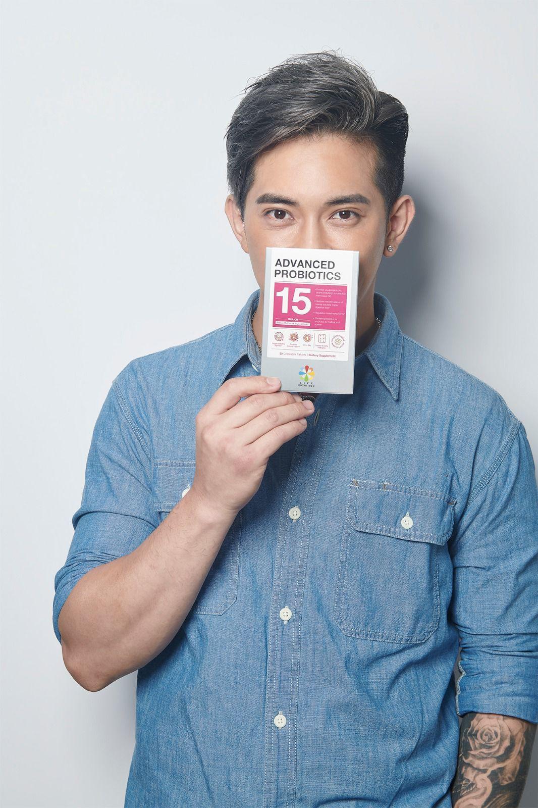 威威用產品掩蓋鼻樑以下位置。