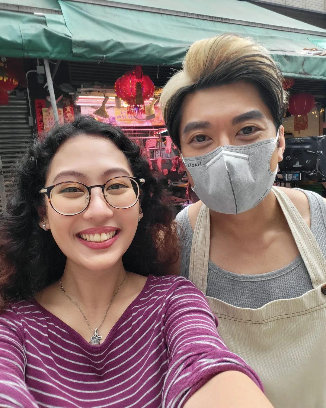 人人都爭住同豬肉偉偉拍照。