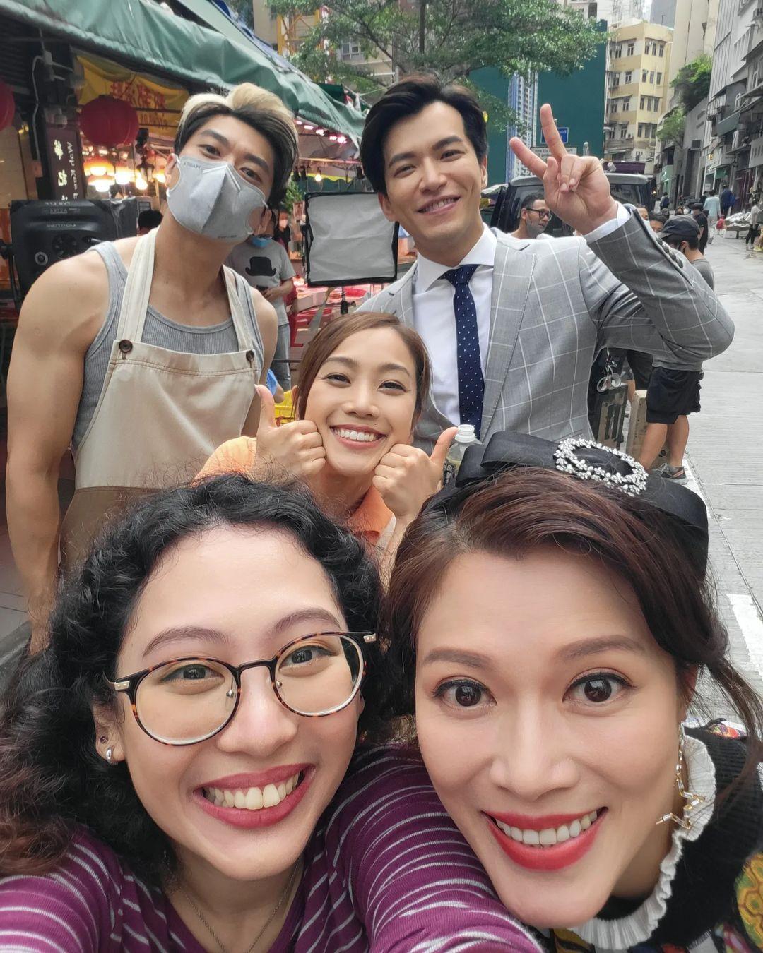 人人都爭住同豬肉偉偉拍照。